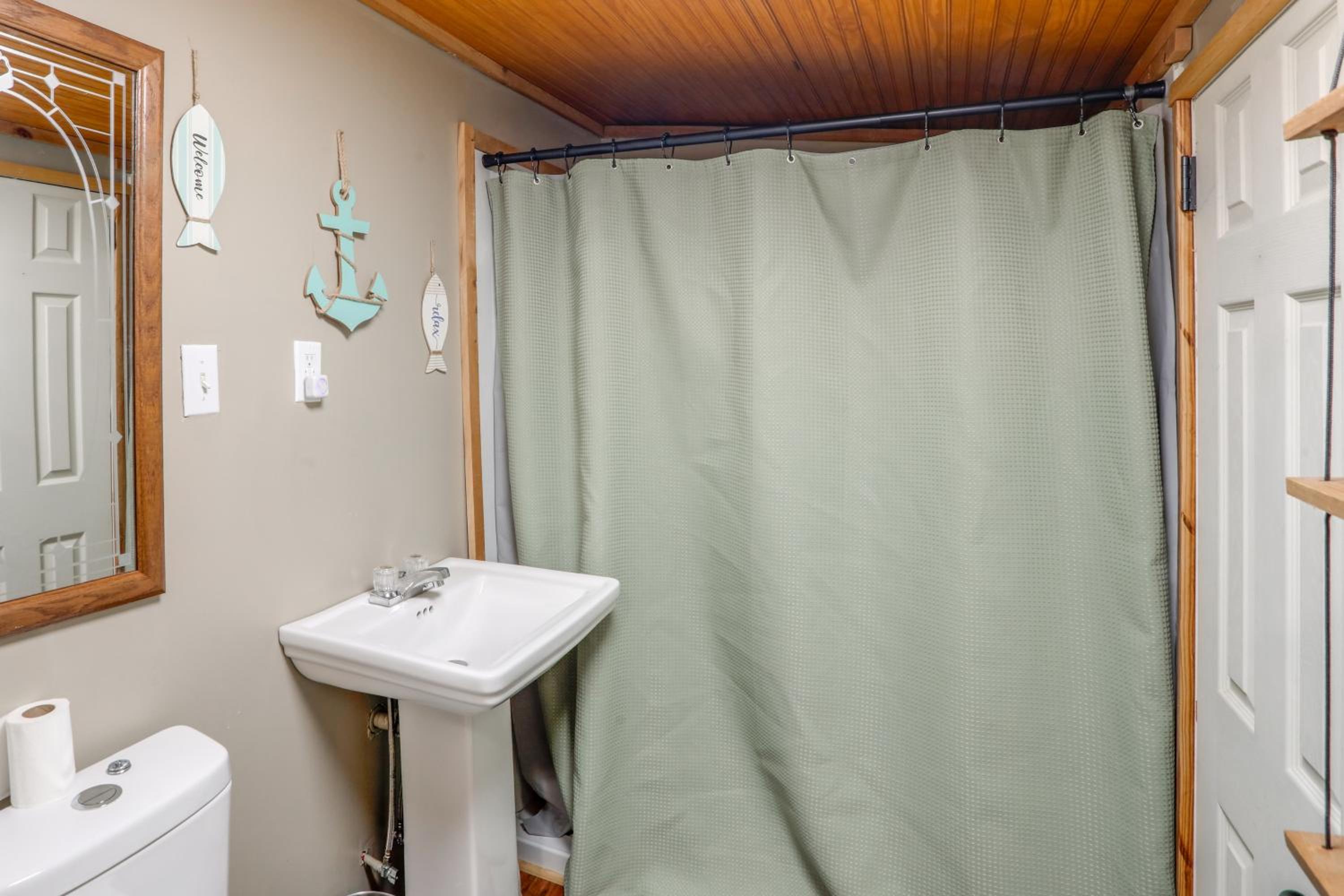 5 Mi to Sardis Lake! Relaxed Stay Near Outdoor Fun