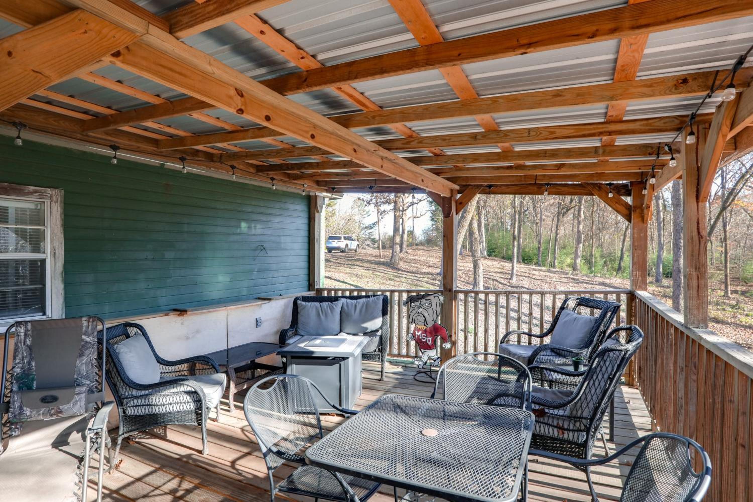 5 Mi to Sardis Lake! Relaxed Stay Near Outdoor Fun