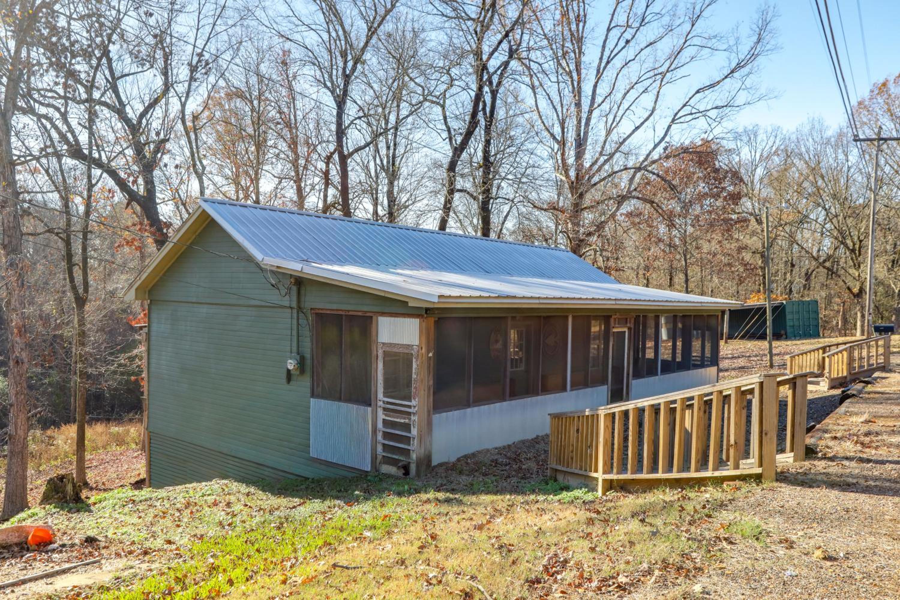 5 Mi to Sardis Lake! Relaxed Stay Near Outdoor Fun