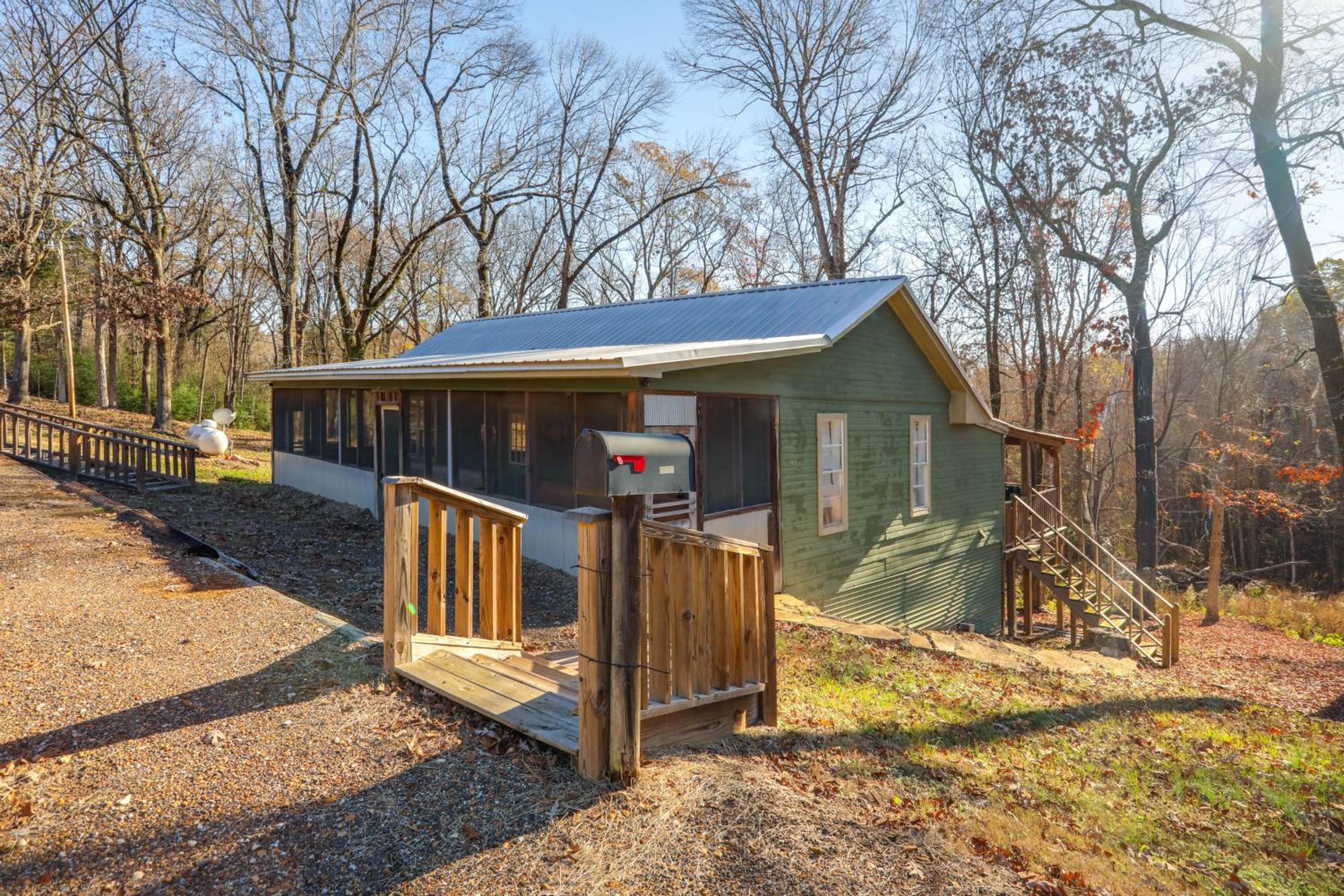 5 Mi to Sardis Lake! Relaxed Stay Near Outdoor Fun