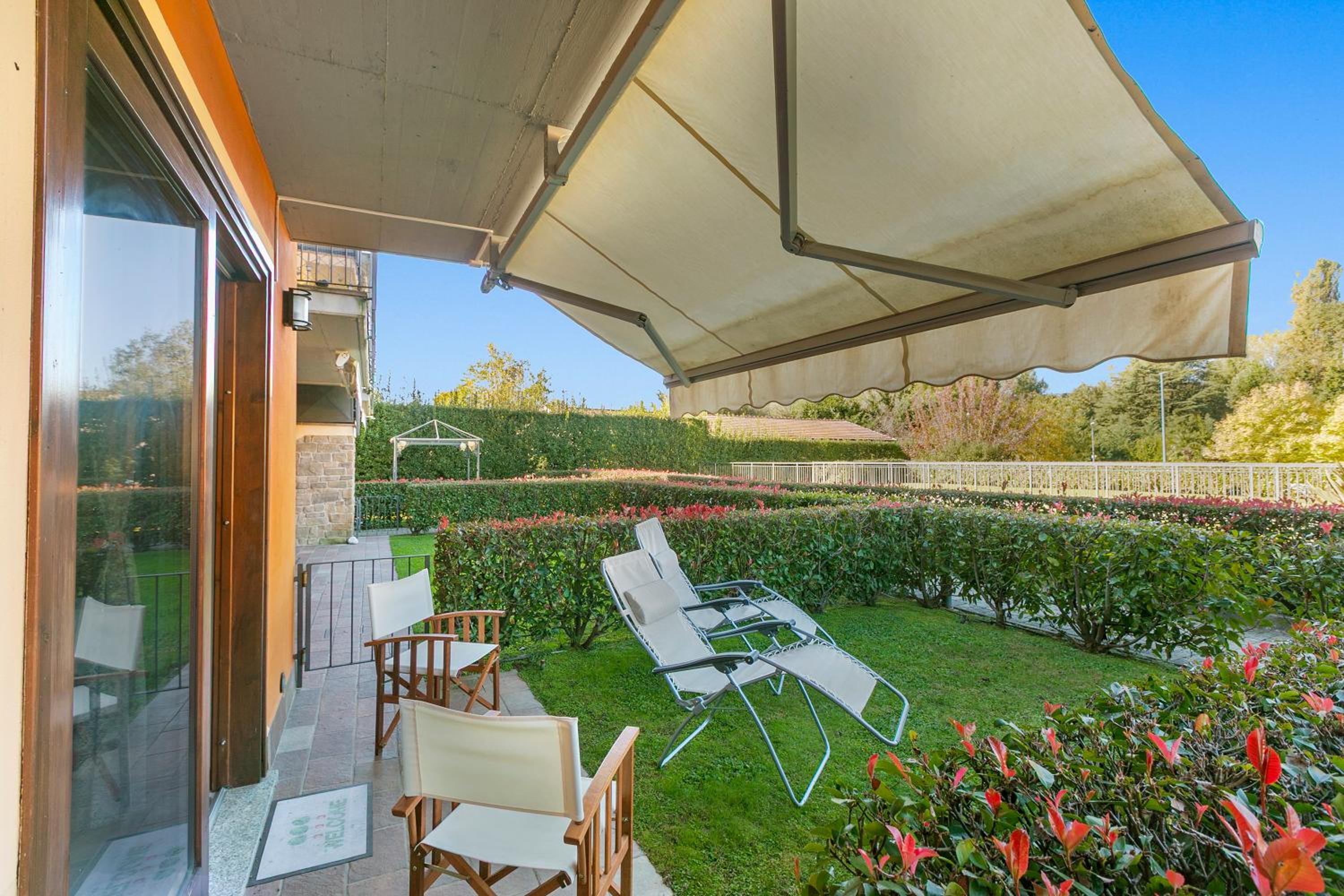 Blu Oltrelago Pool & Lake - Happy Rentals