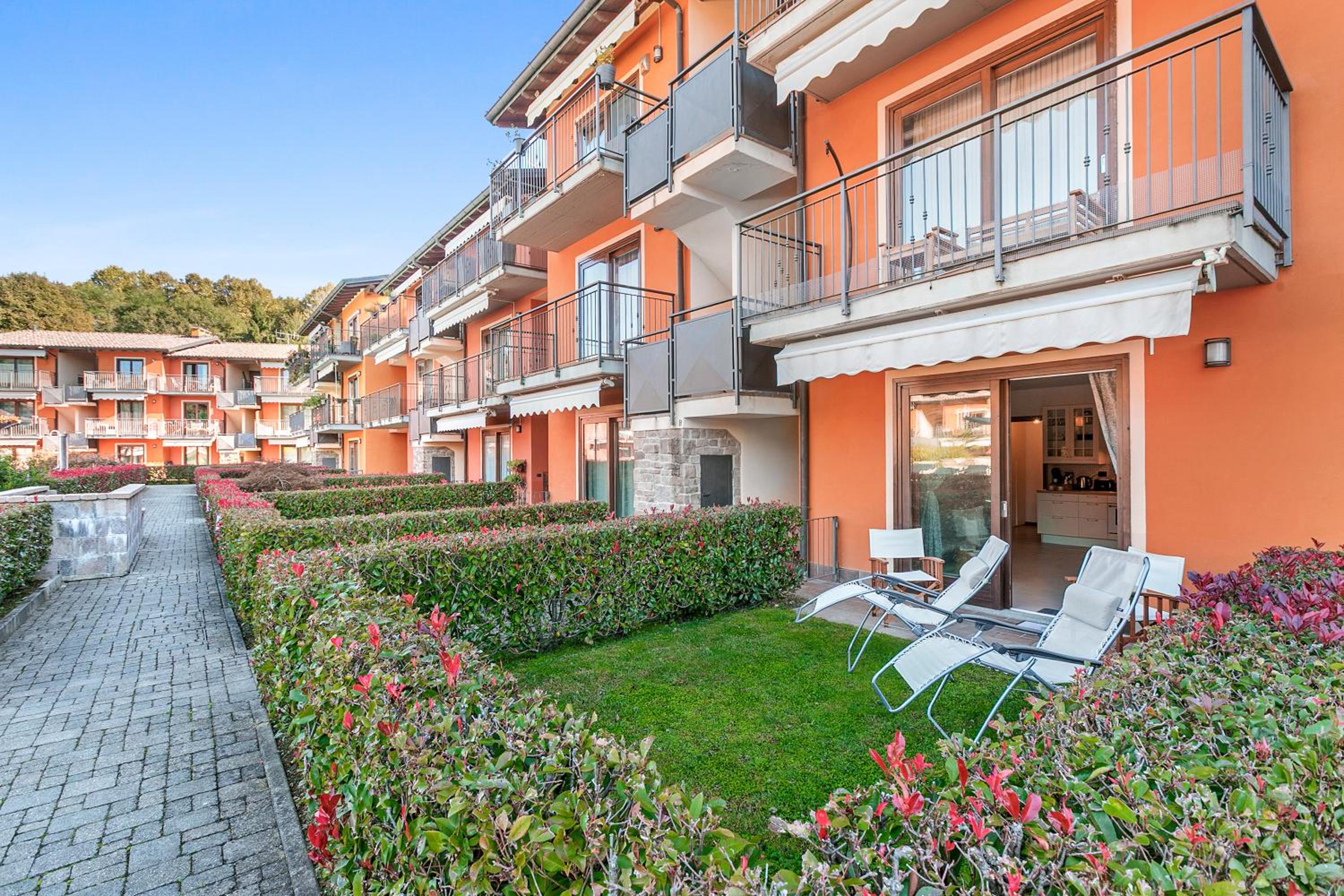 Blu Oltrelago Pool & Lake - Happy Rentals