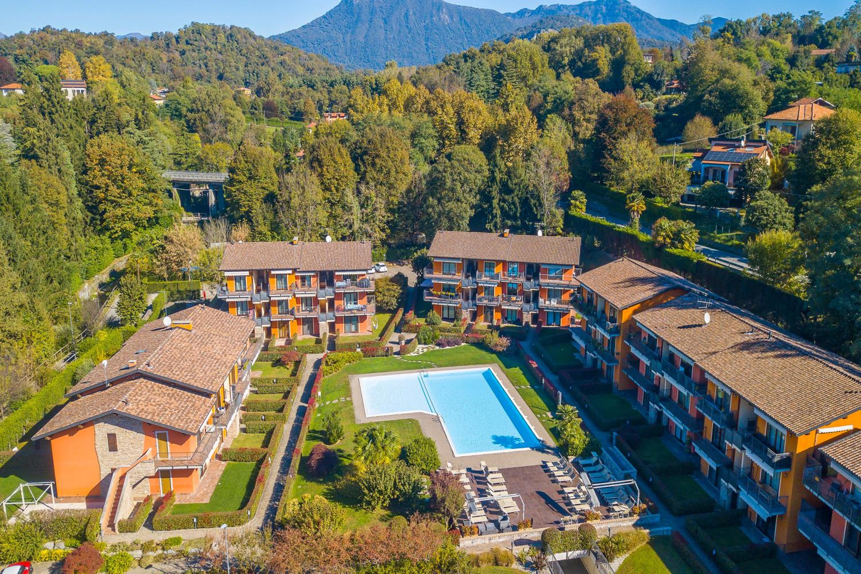 Blu Oltrelago Pool & Lake - Happy Rentals