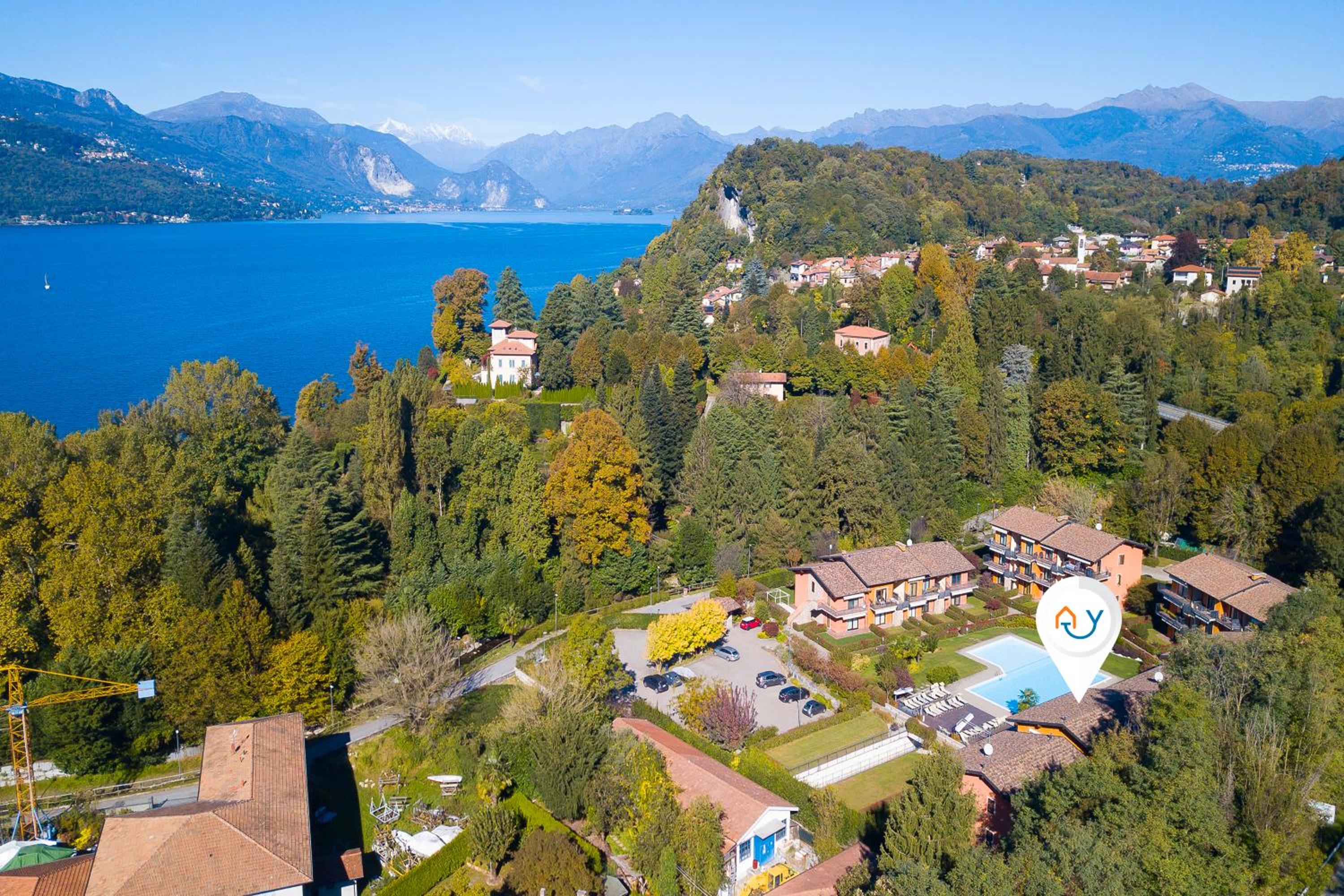 Blu Oltrelago Pool & Lake - Happy Rentals