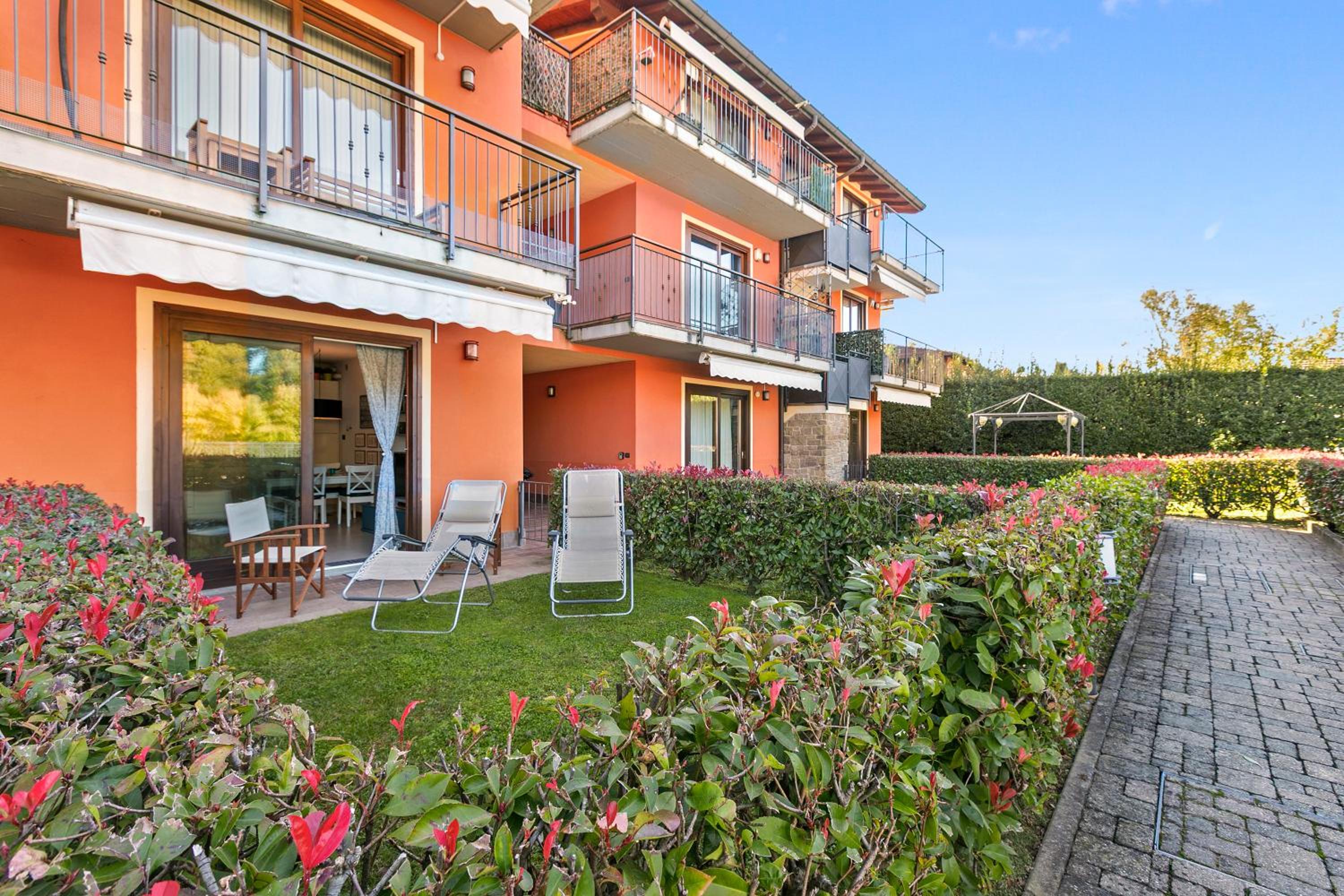 Blu Oltrelago Pool & Lake - Happy Rentals