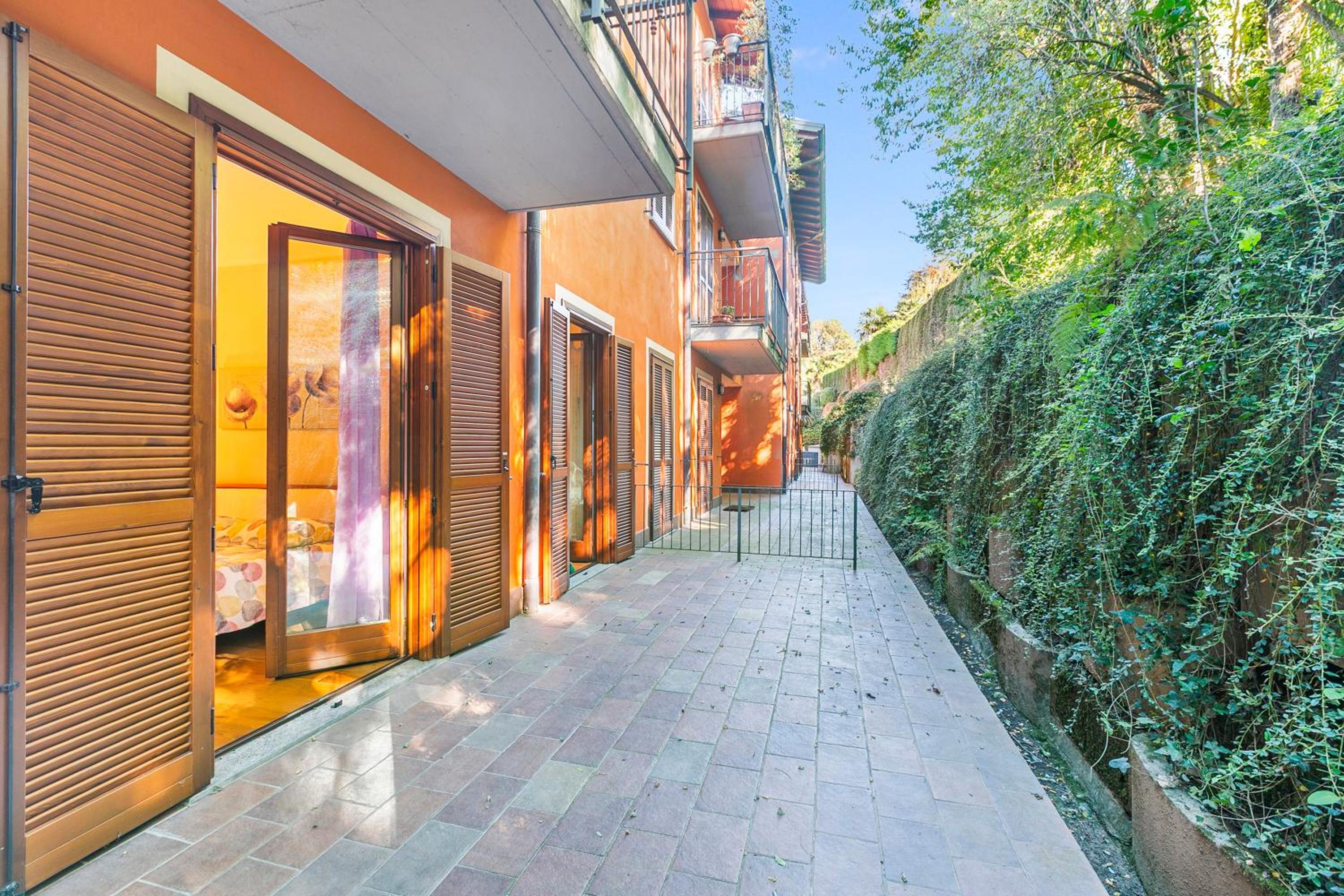 Blu Oltrelago Pool & Lake - Happy Rentals