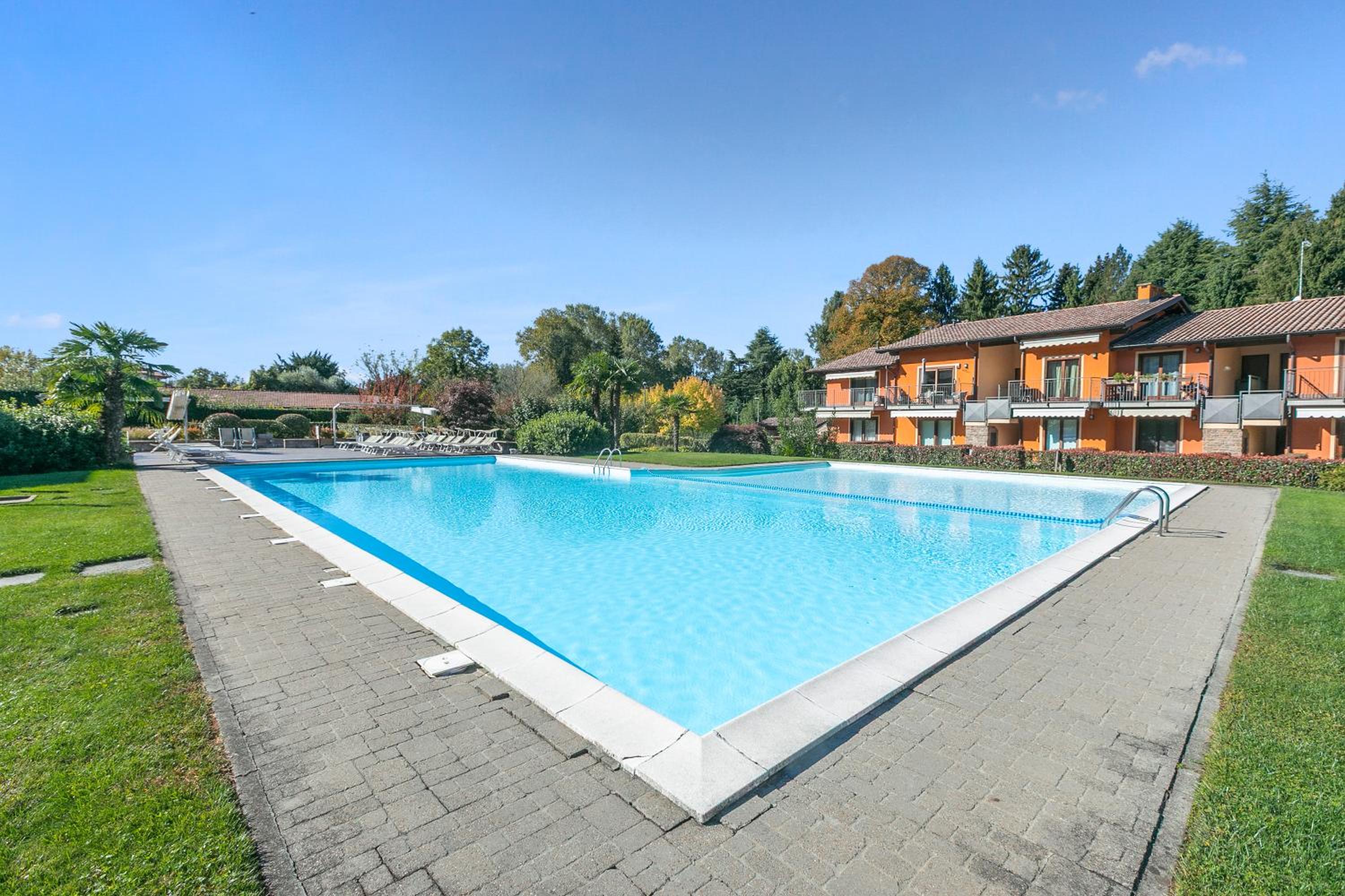 Blu Oltrelago Pool & Lake - Happy Rentals