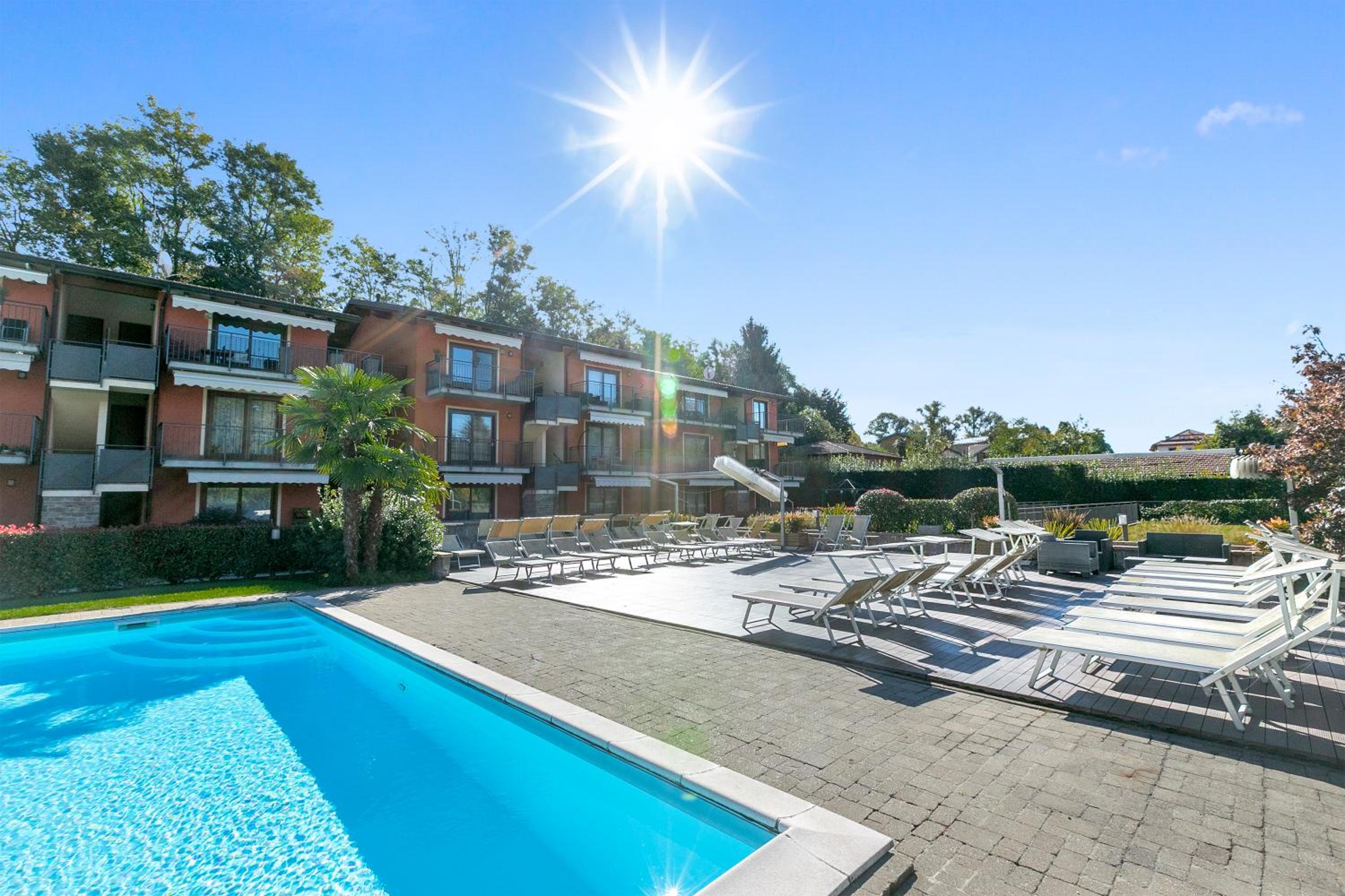 Blu Oltrelago Pool & Lake - Happy Rentals