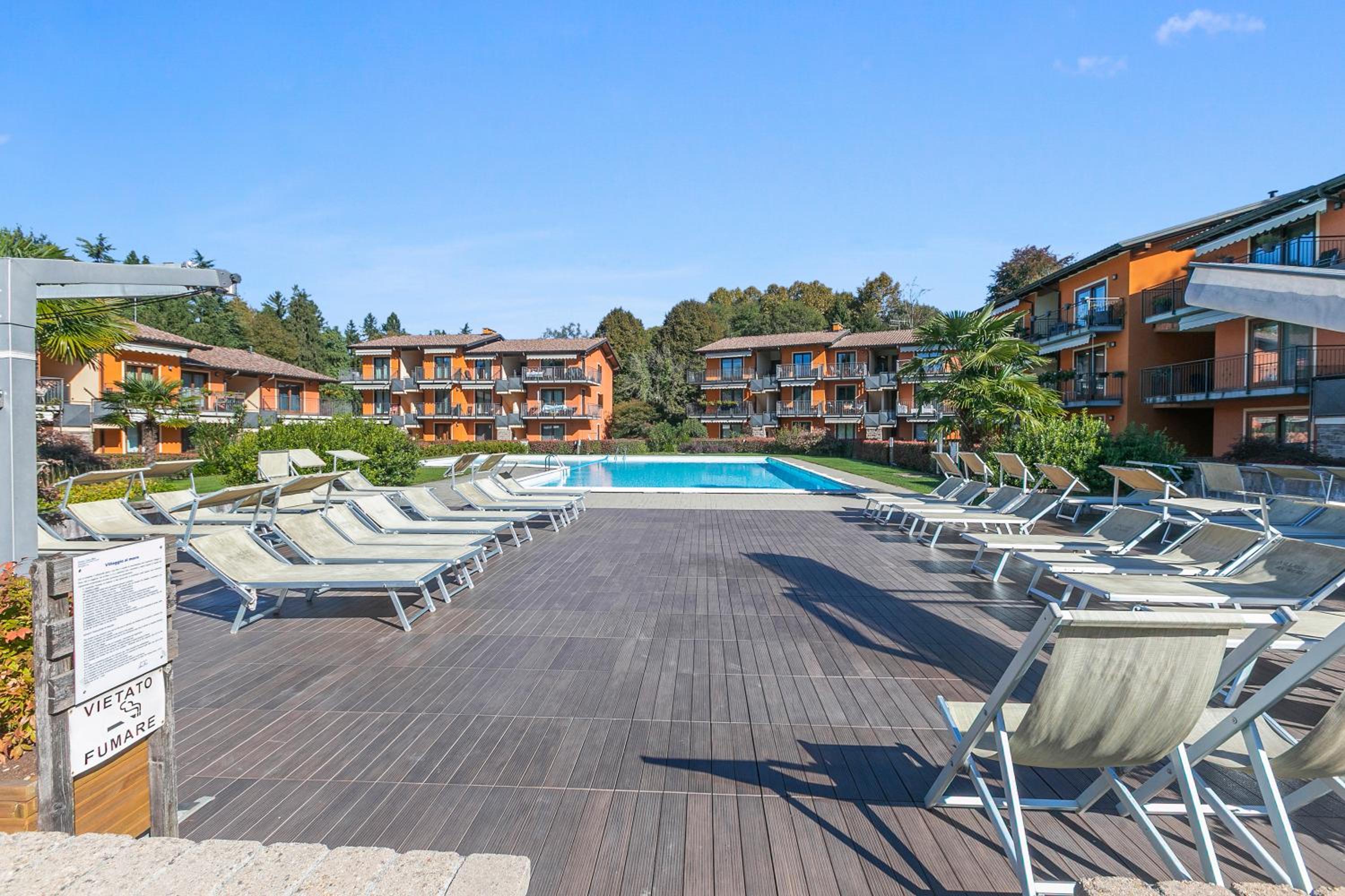 Blu Oltrelago Pool & Lake - Happy Rentals