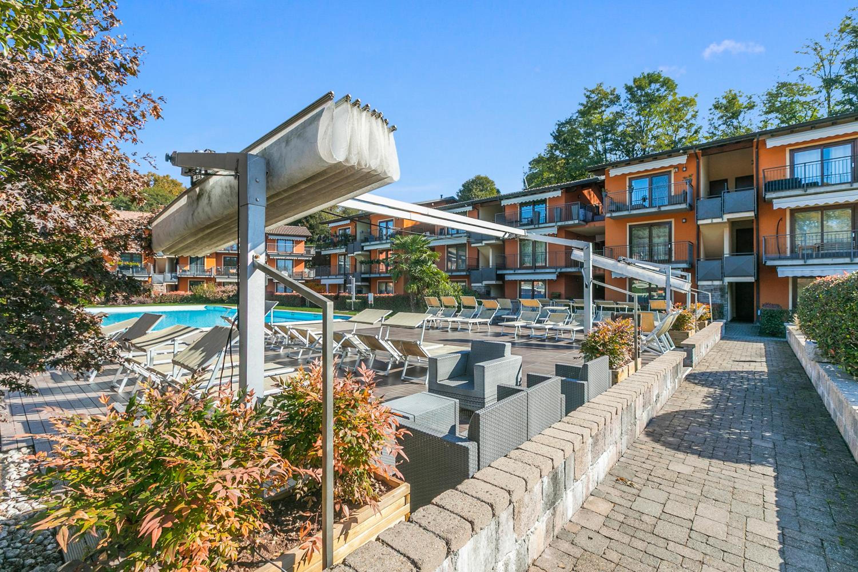 Blu Oltrelago Pool & Lake - Happy Rentals