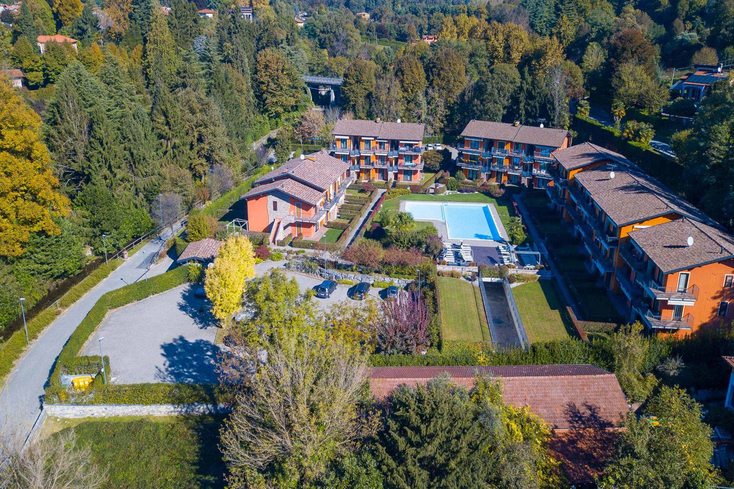 Blu Oltrelago Pool & Lake - Happy Rentals