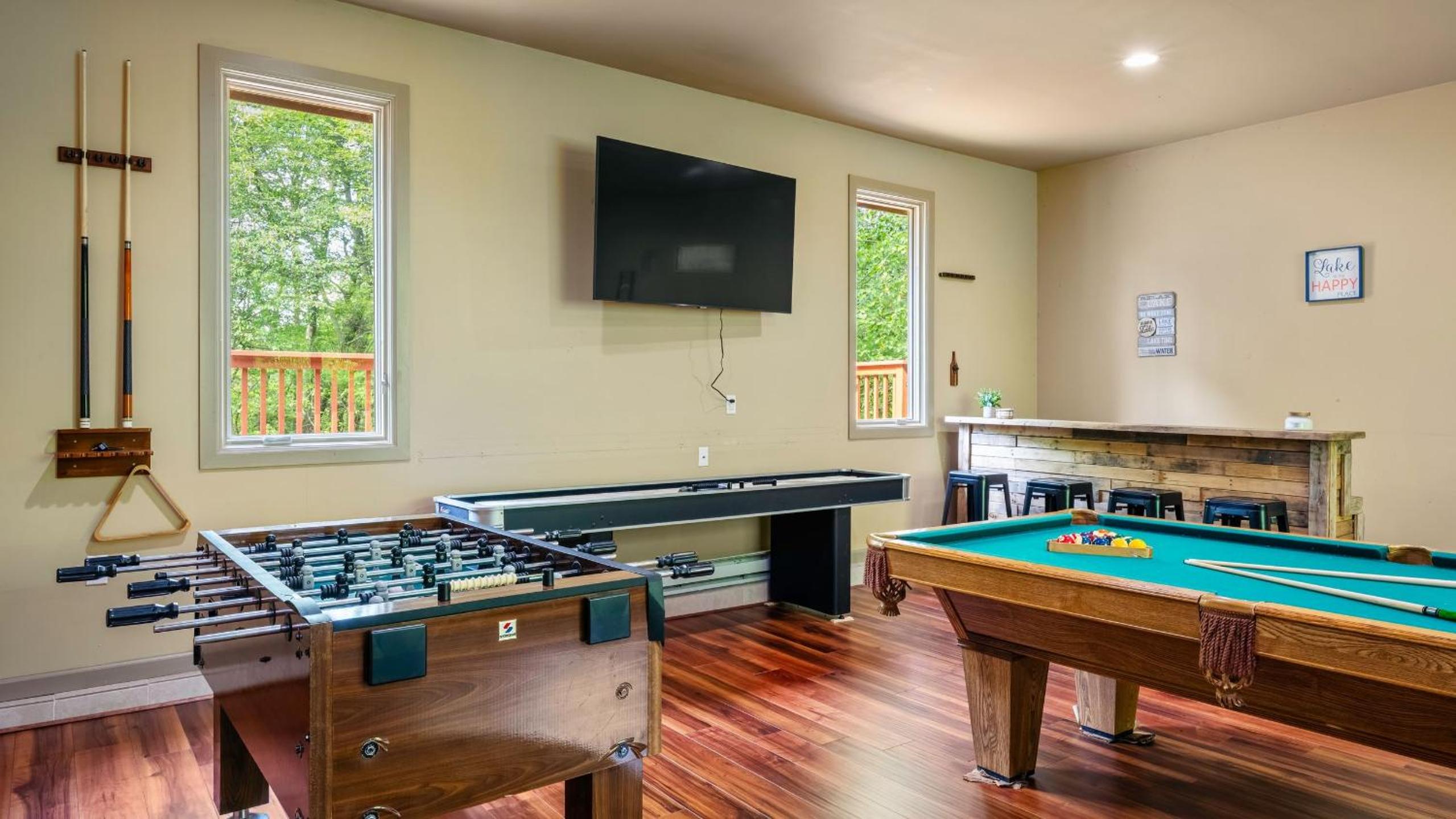 Lake Harmony Chalet w Hot Tub Arcades Near Beaches Ski Trails Everpine Lodge by AvantStay