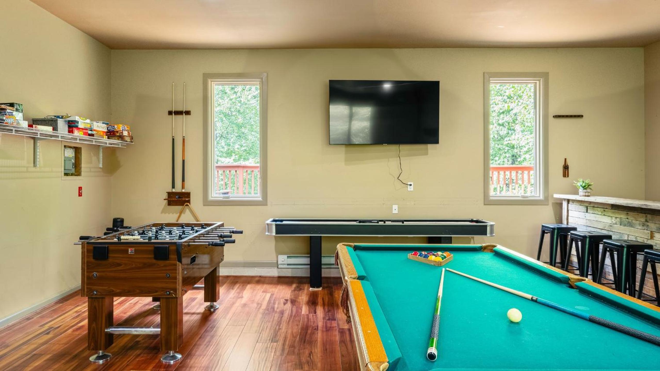 Lake Harmony Chalet w Hot Tub Arcades Near Beaches Ski Trails Everpine Lodge by AvantStay