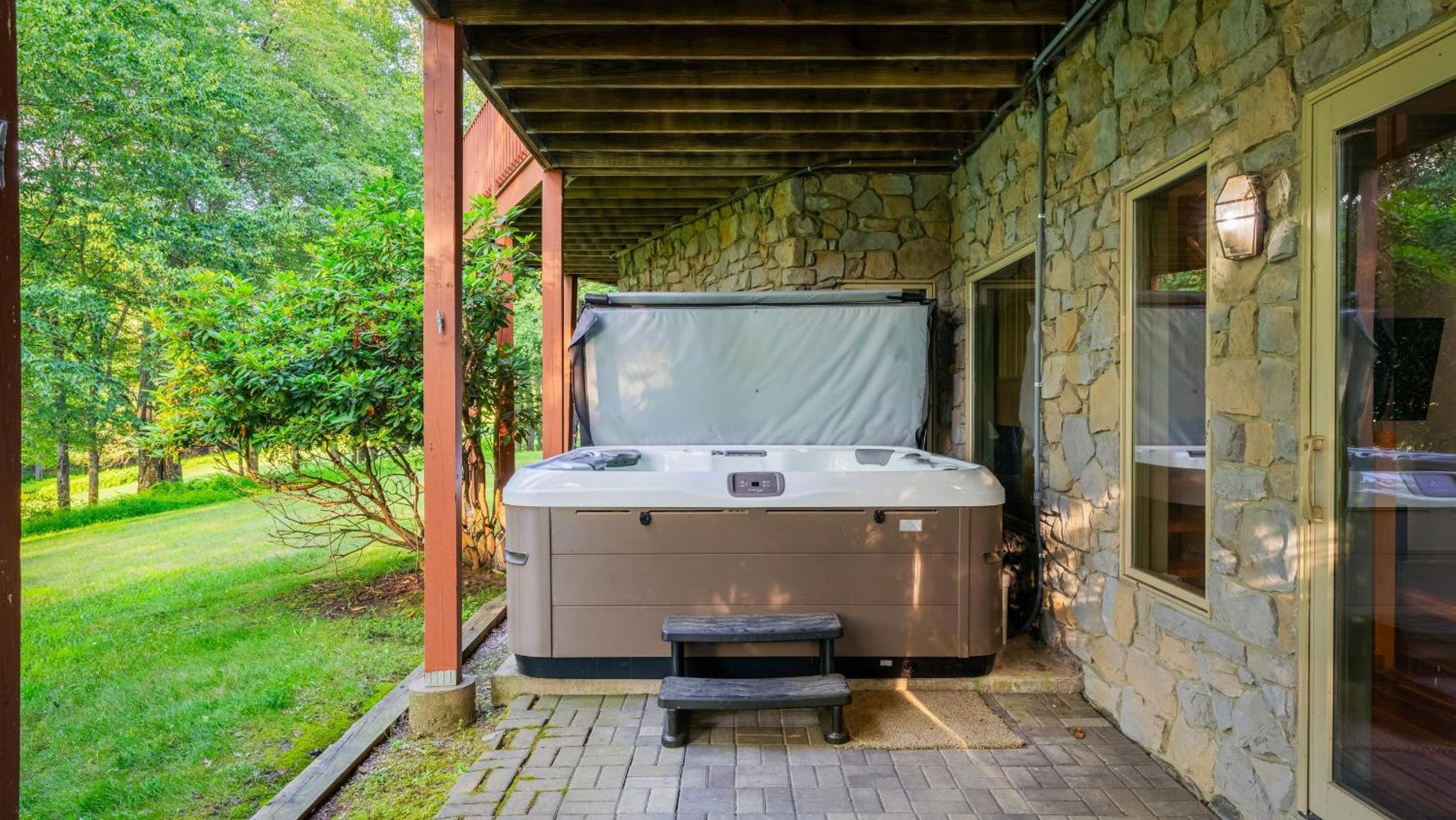Lake Harmony Chalet w Hot Tub Arcades Near Beaches Ski Trails Everpine Lodge by AvantStay