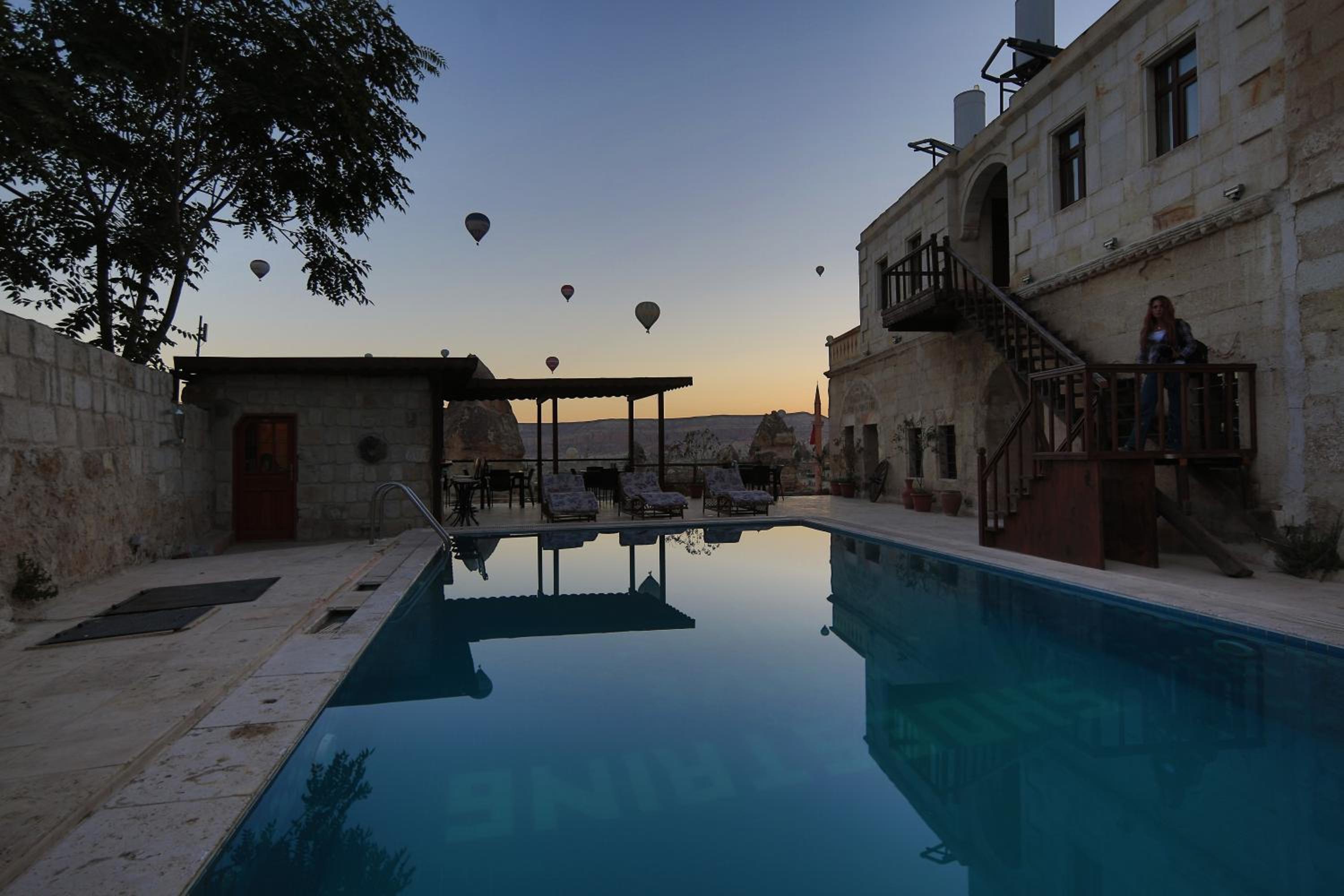 Shoestring Cave House - Image 59