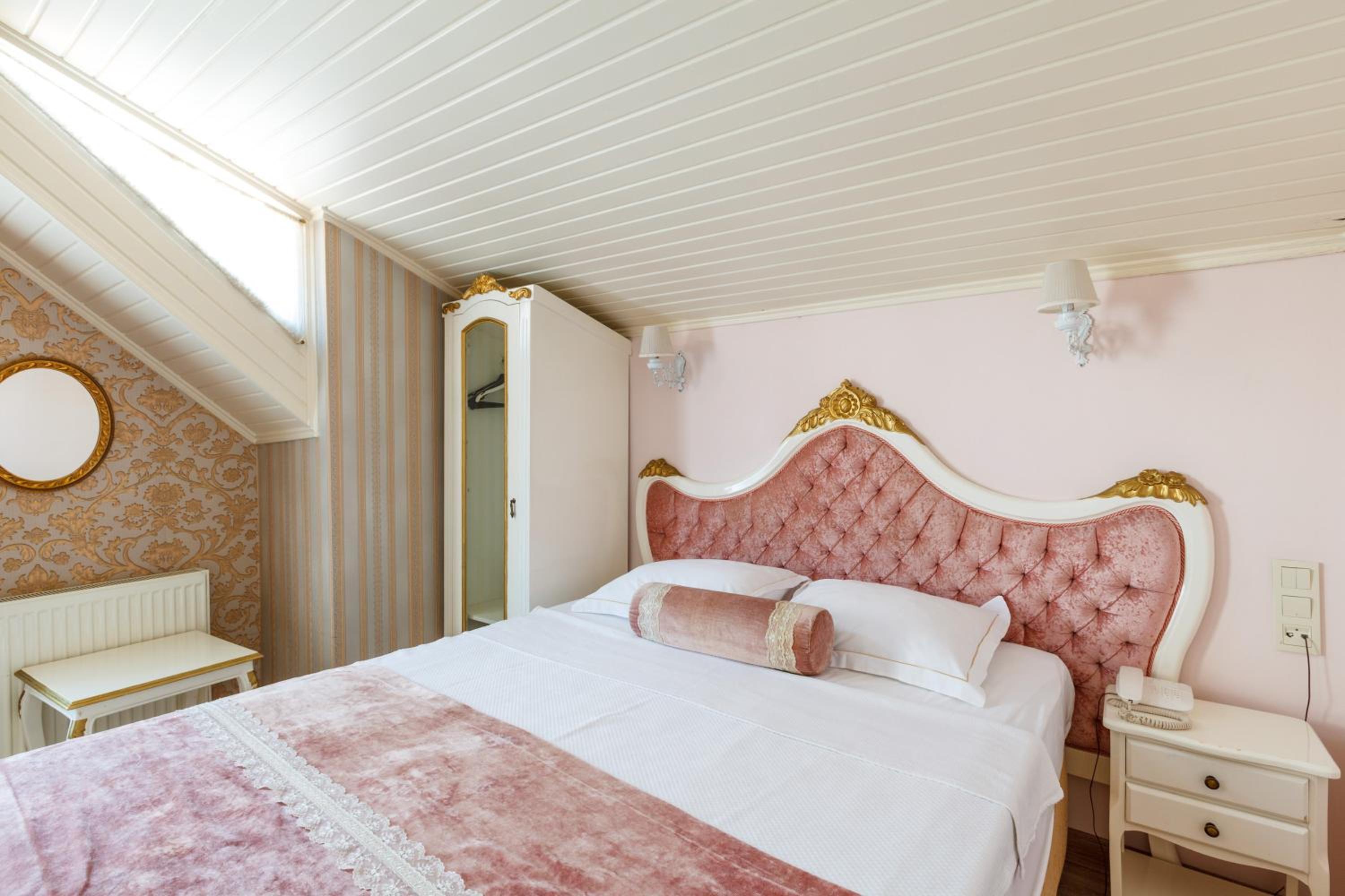 Romantic Hotel Istanbul - Image 30