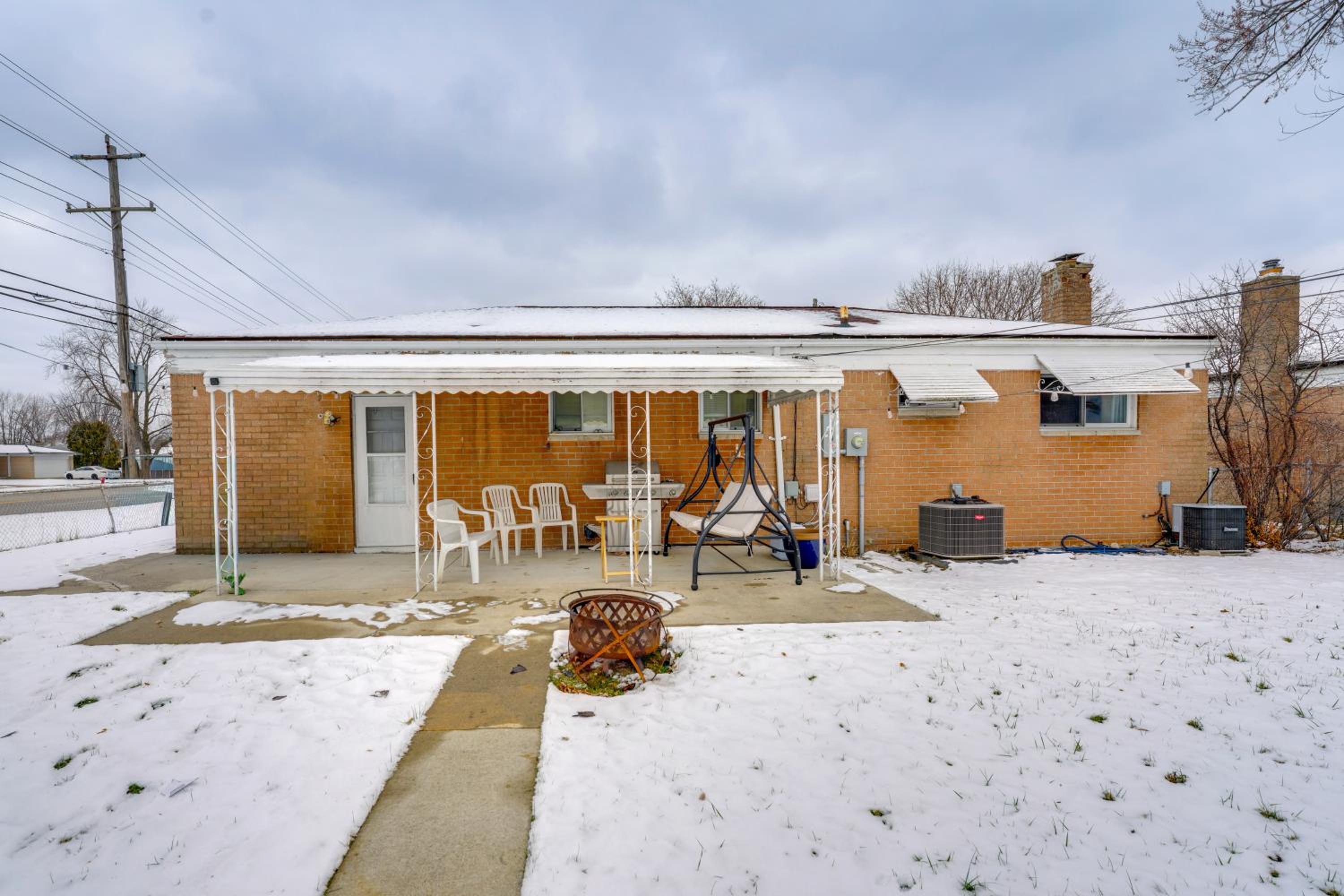 8 Mi to Detroit Zoo Family Home with Game Room