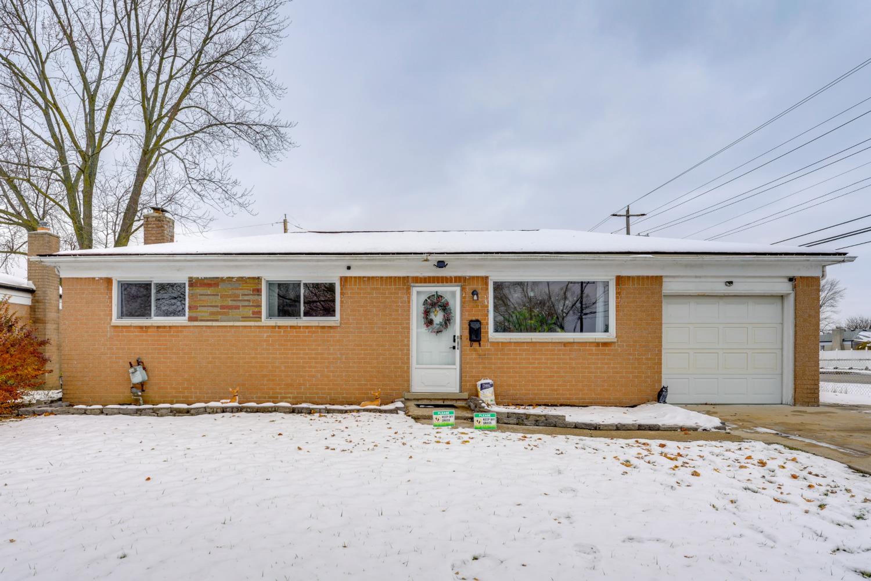 8 Mi to Detroit Zoo Family Home with Game Room