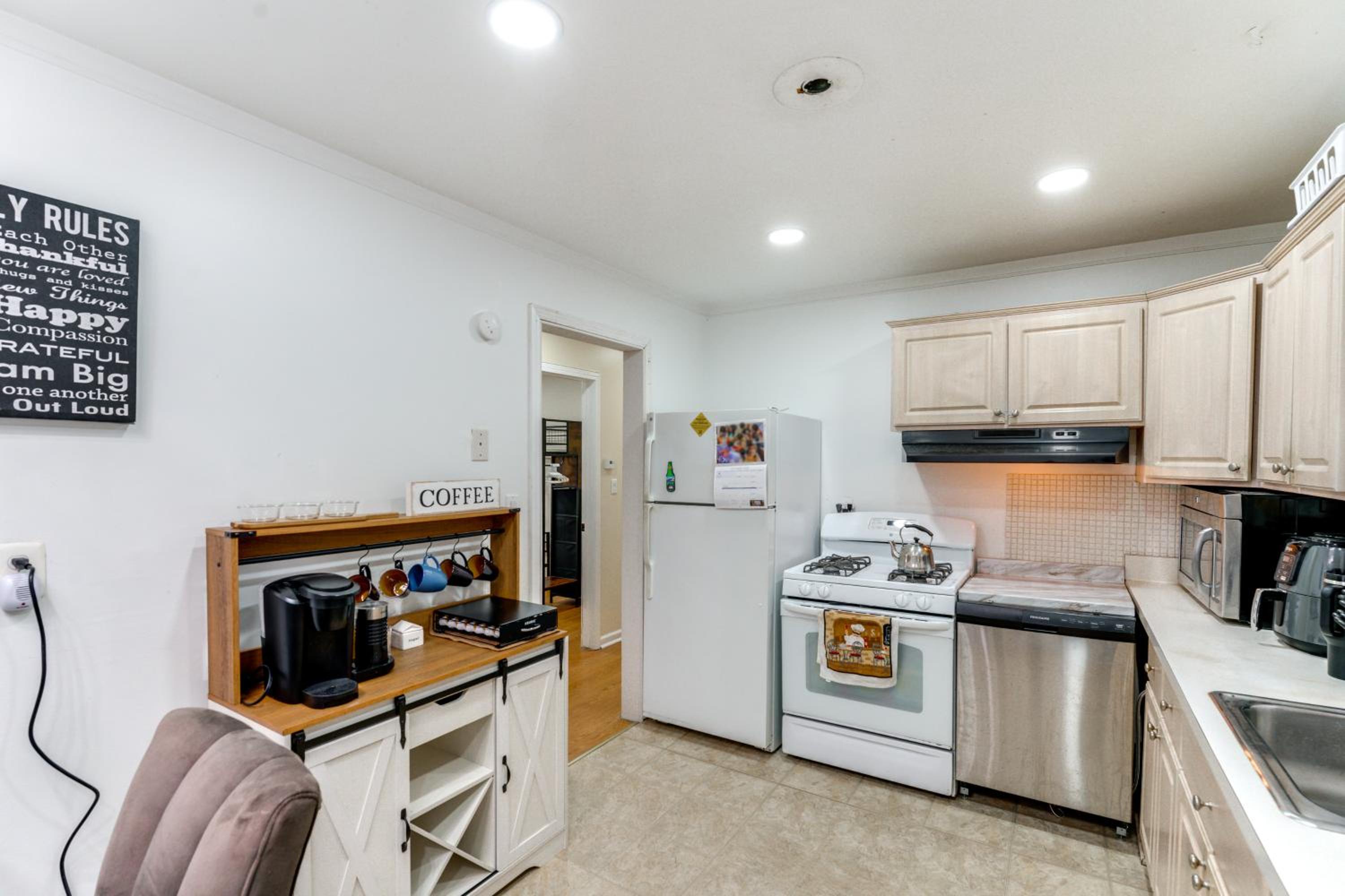 8 Mi to Detroit Zoo Family Home with Game Room