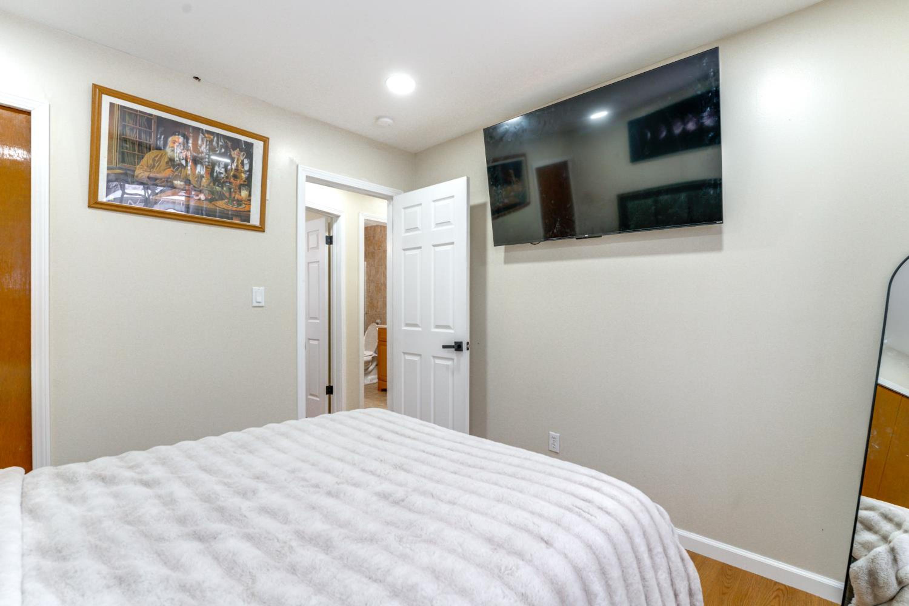 8 Mi to Detroit Zoo Family Home with Game Room