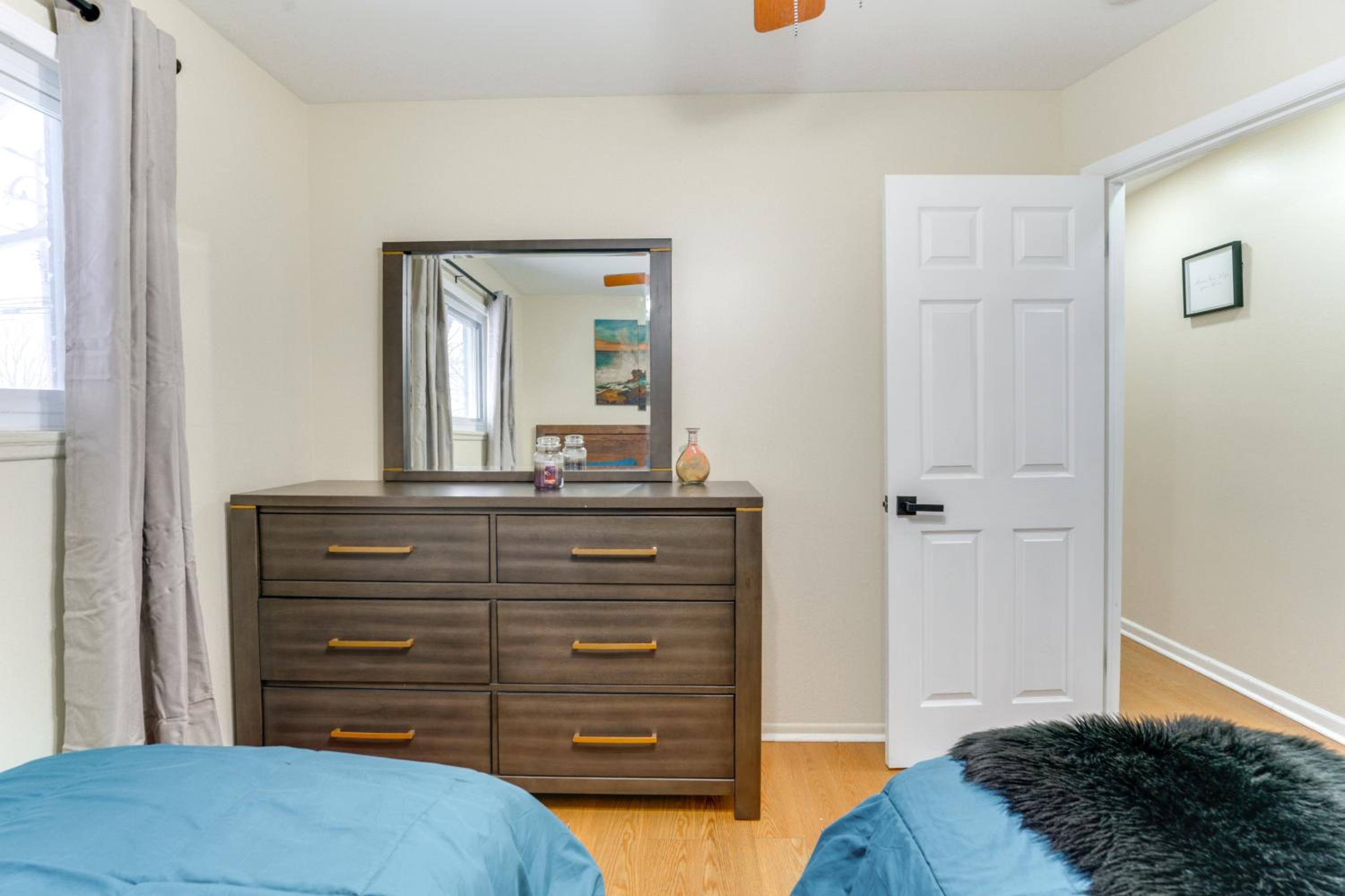 8 Mi to Detroit Zoo Family Home with Game Room