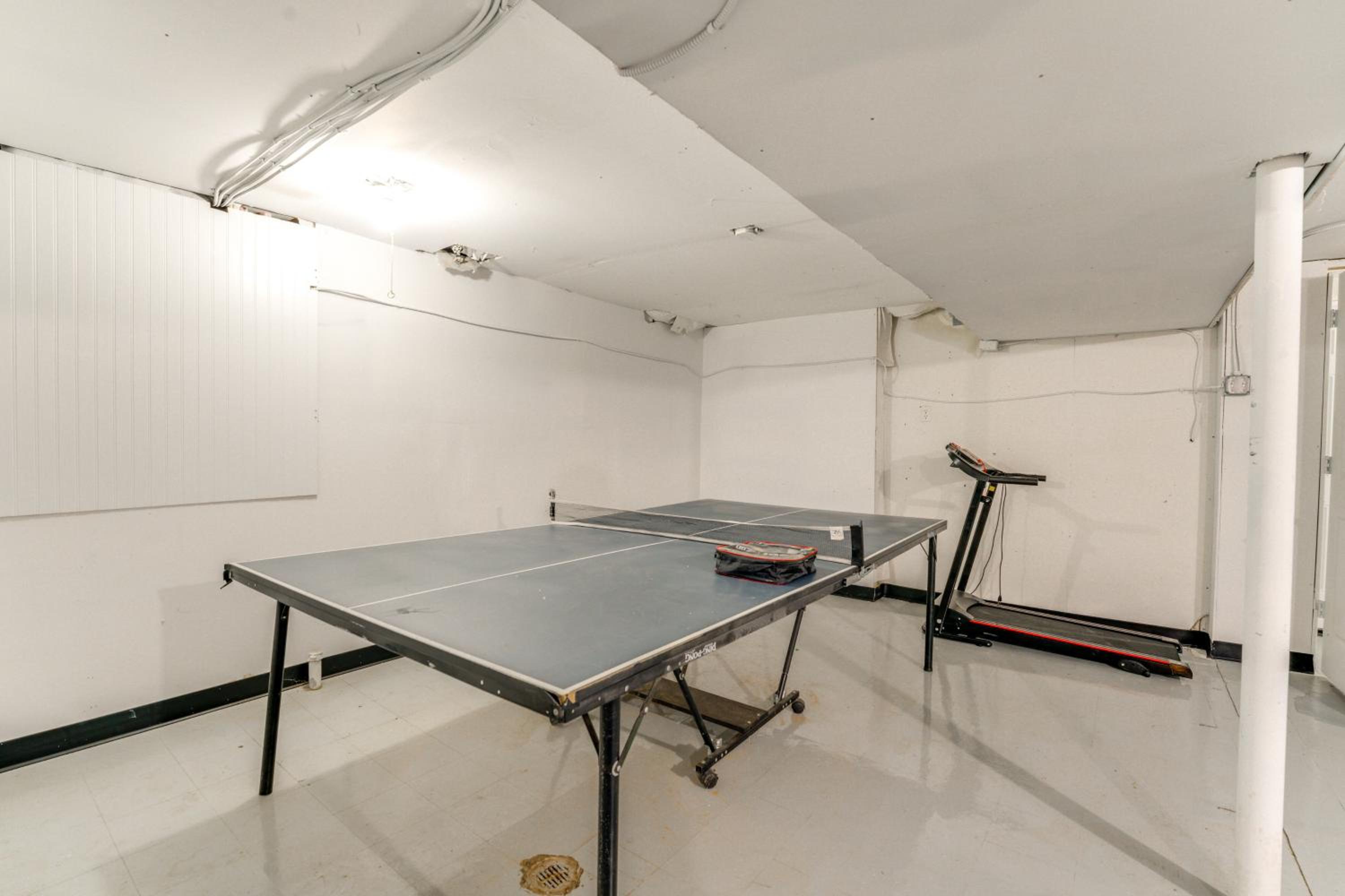 8 Mi to Detroit Zoo Family Home with Game Room