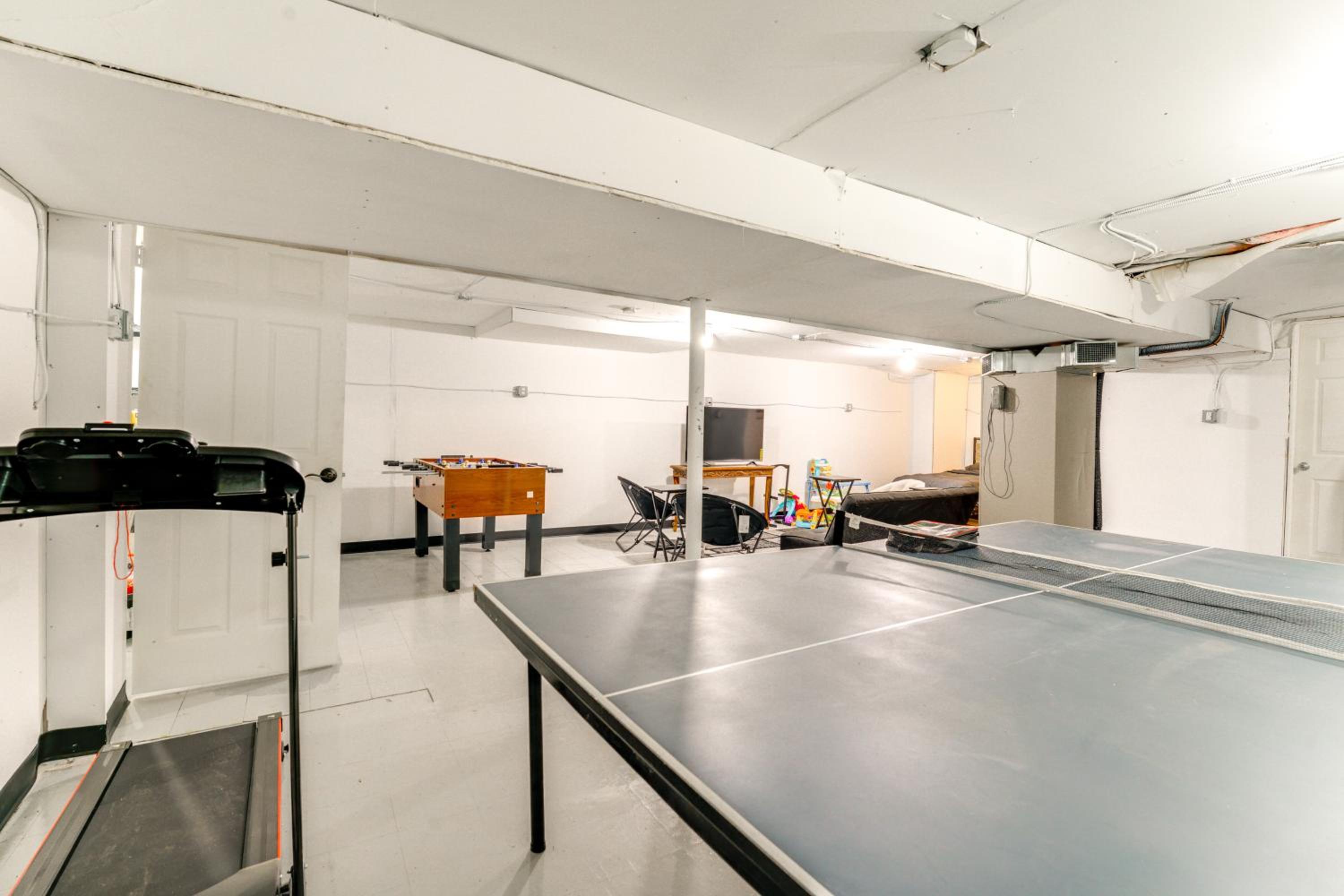 8 Mi to Detroit Zoo Family Home with Game Room