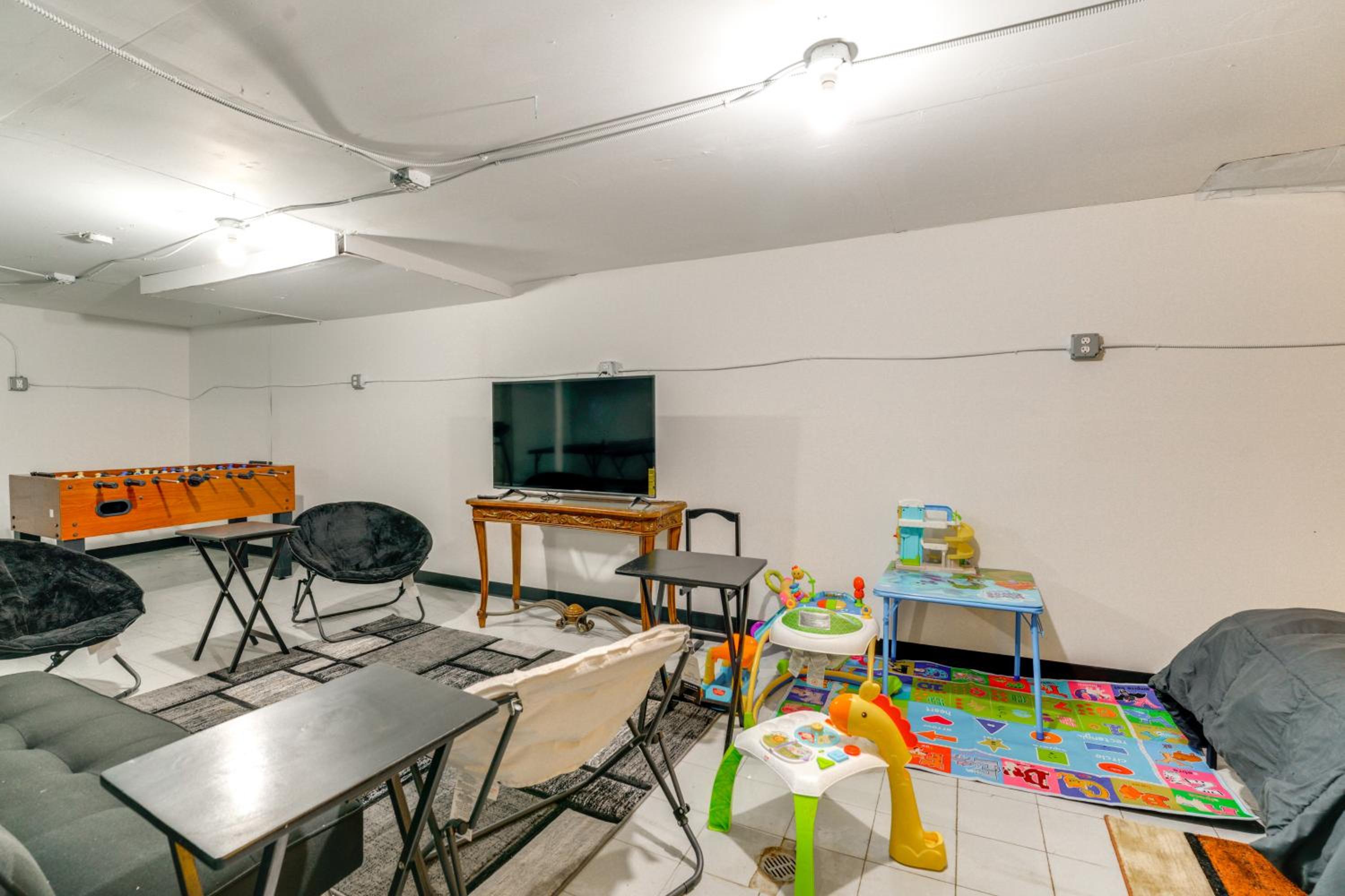 8 Mi to Detroit Zoo Family Home with Game Room