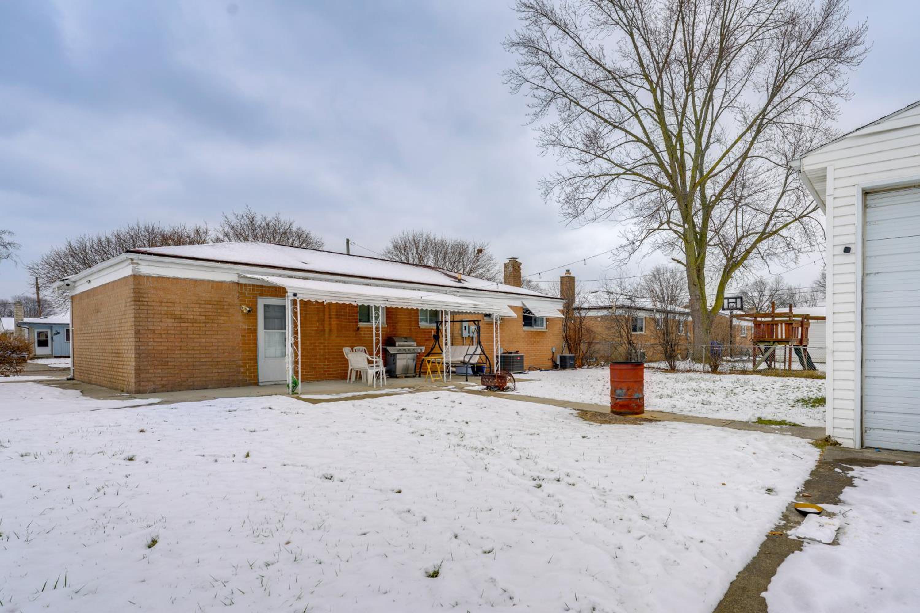 8 Mi to Detroit Zoo Family Home with Game Room