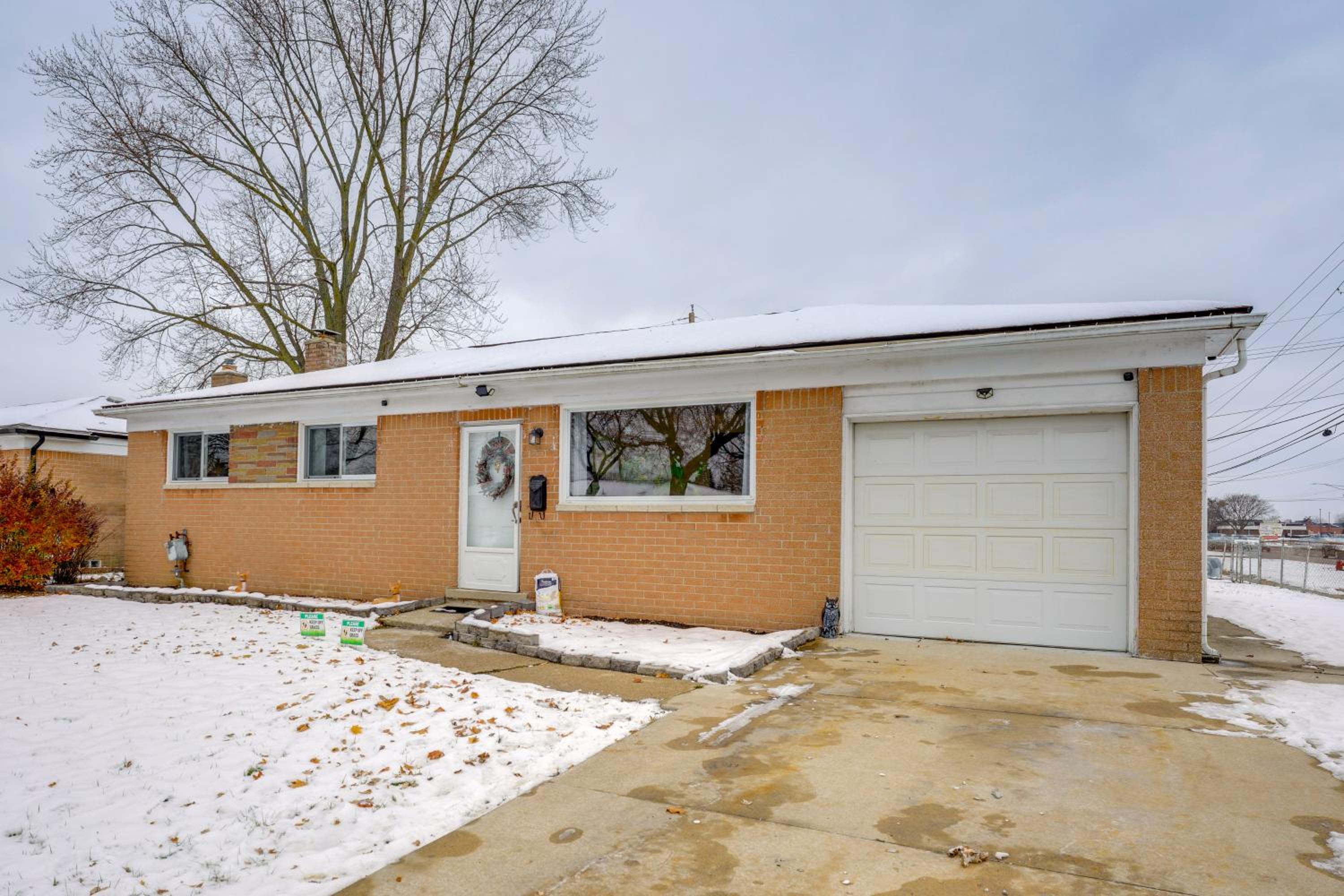 8 Mi to Detroit Zoo Family Home with Game Room