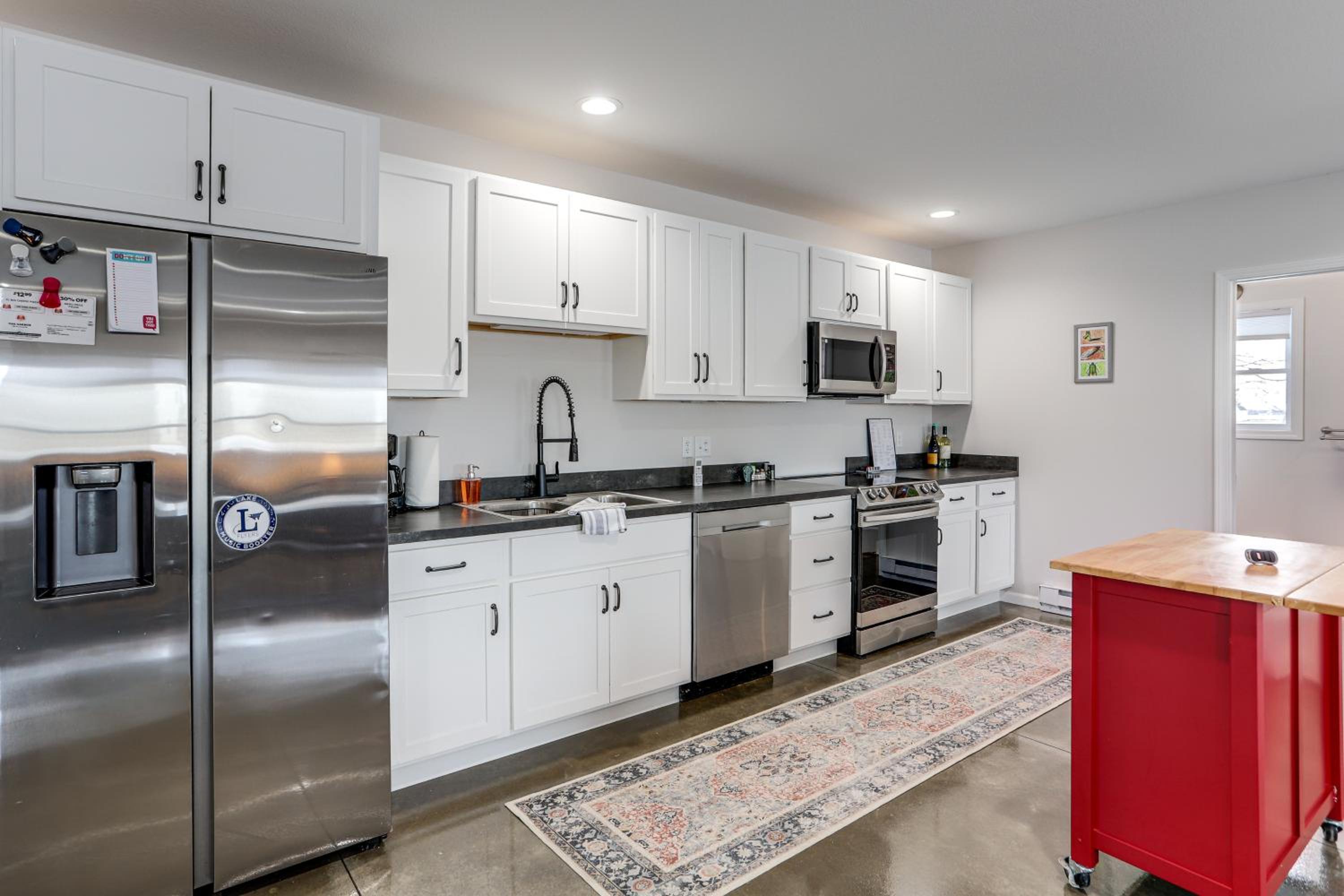 Patio and Parking! Modern Bunkhouse Near Lake Erie