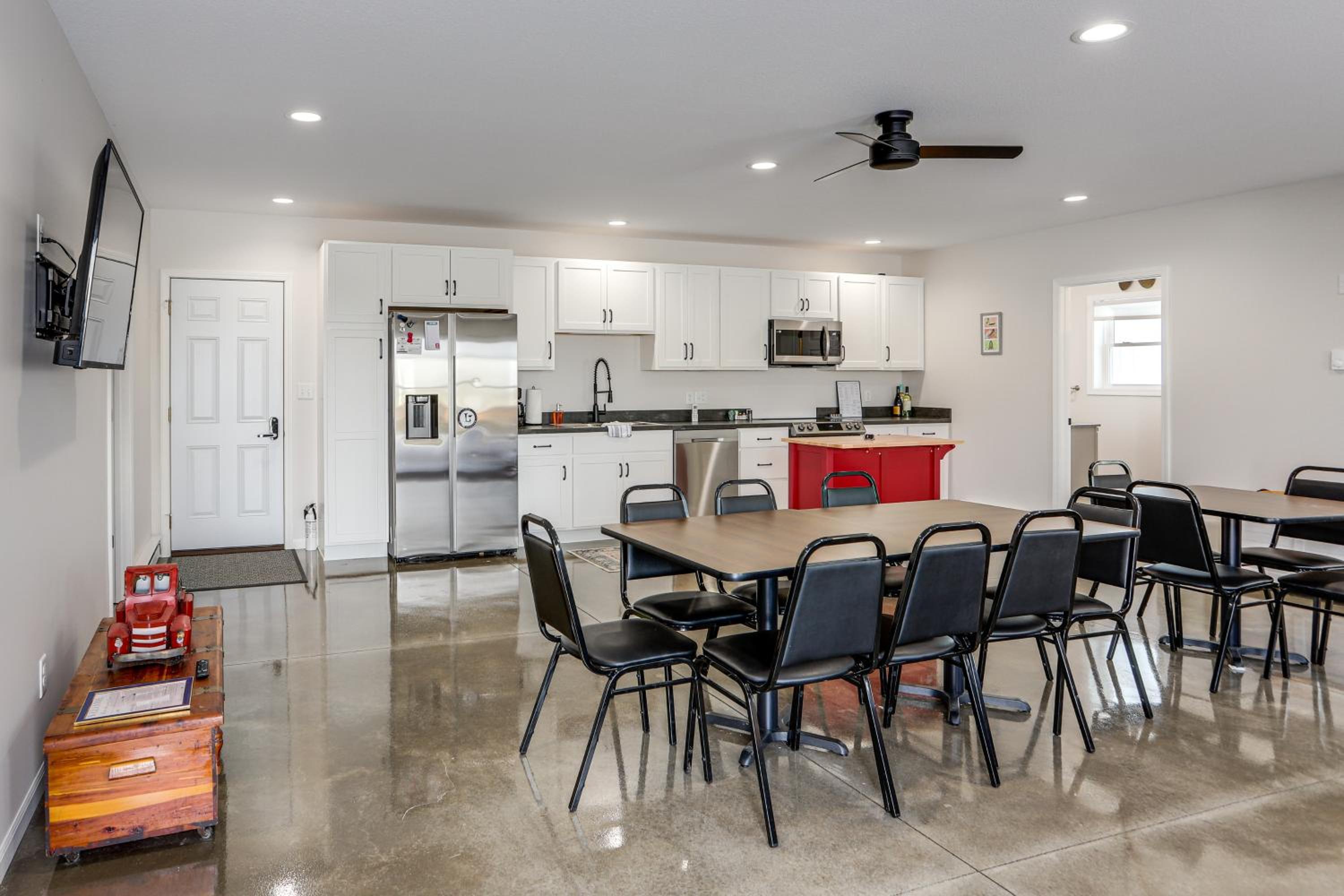 Patio and Parking! Modern Bunkhouse Near Lake Erie