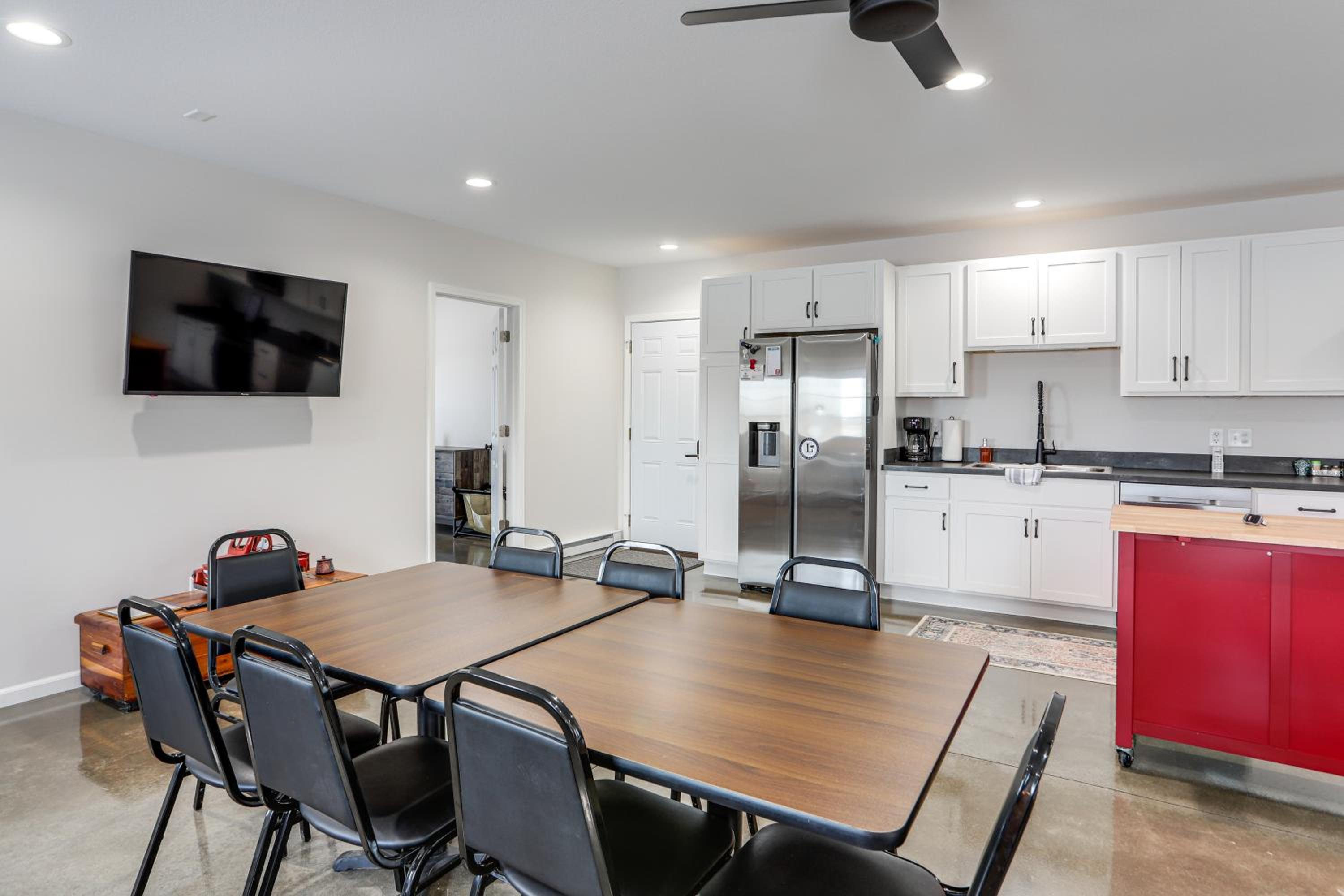 Patio and Parking! Modern Bunkhouse Near Lake Erie