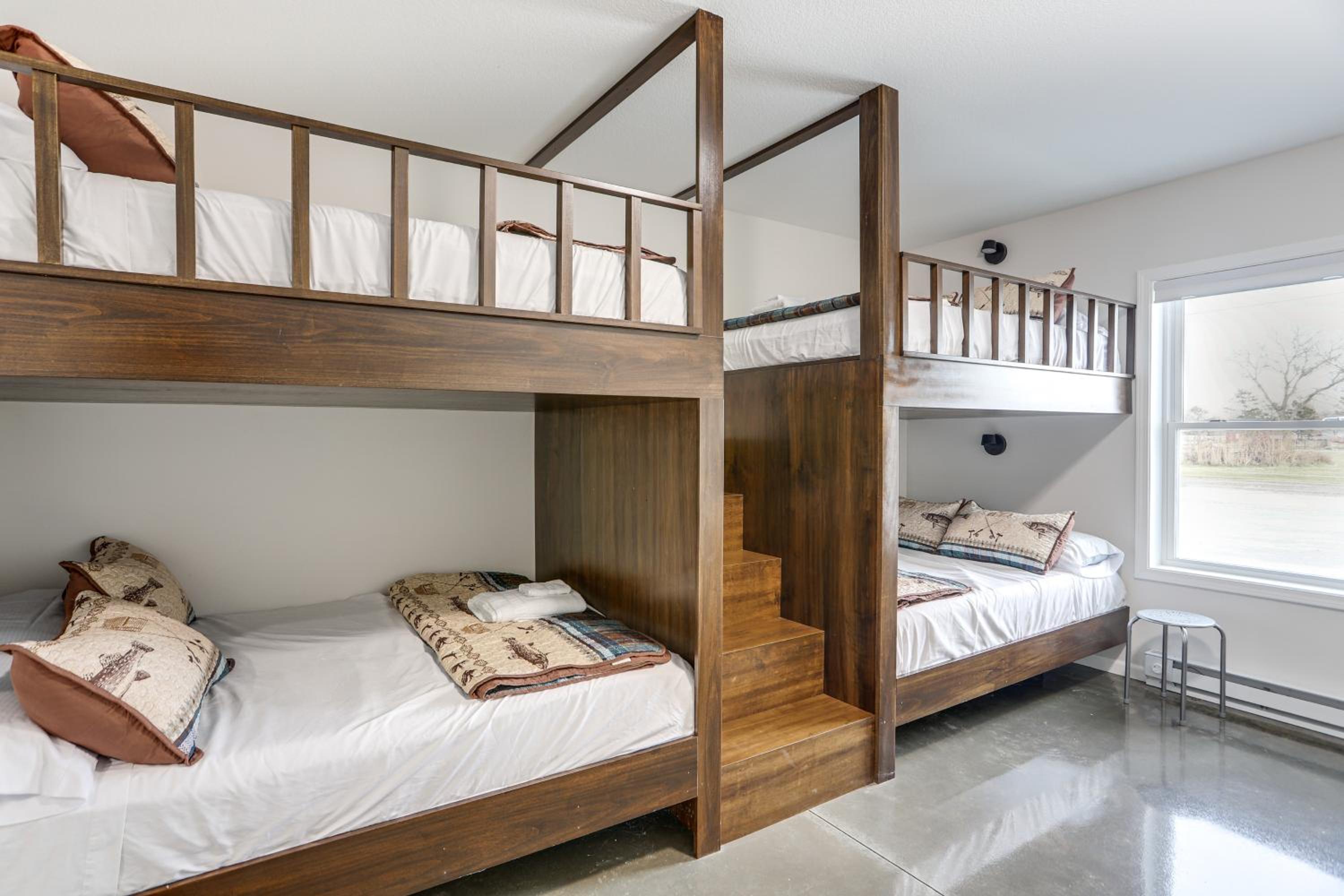 Patio and Parking! Modern Bunkhouse Near Lake Erie