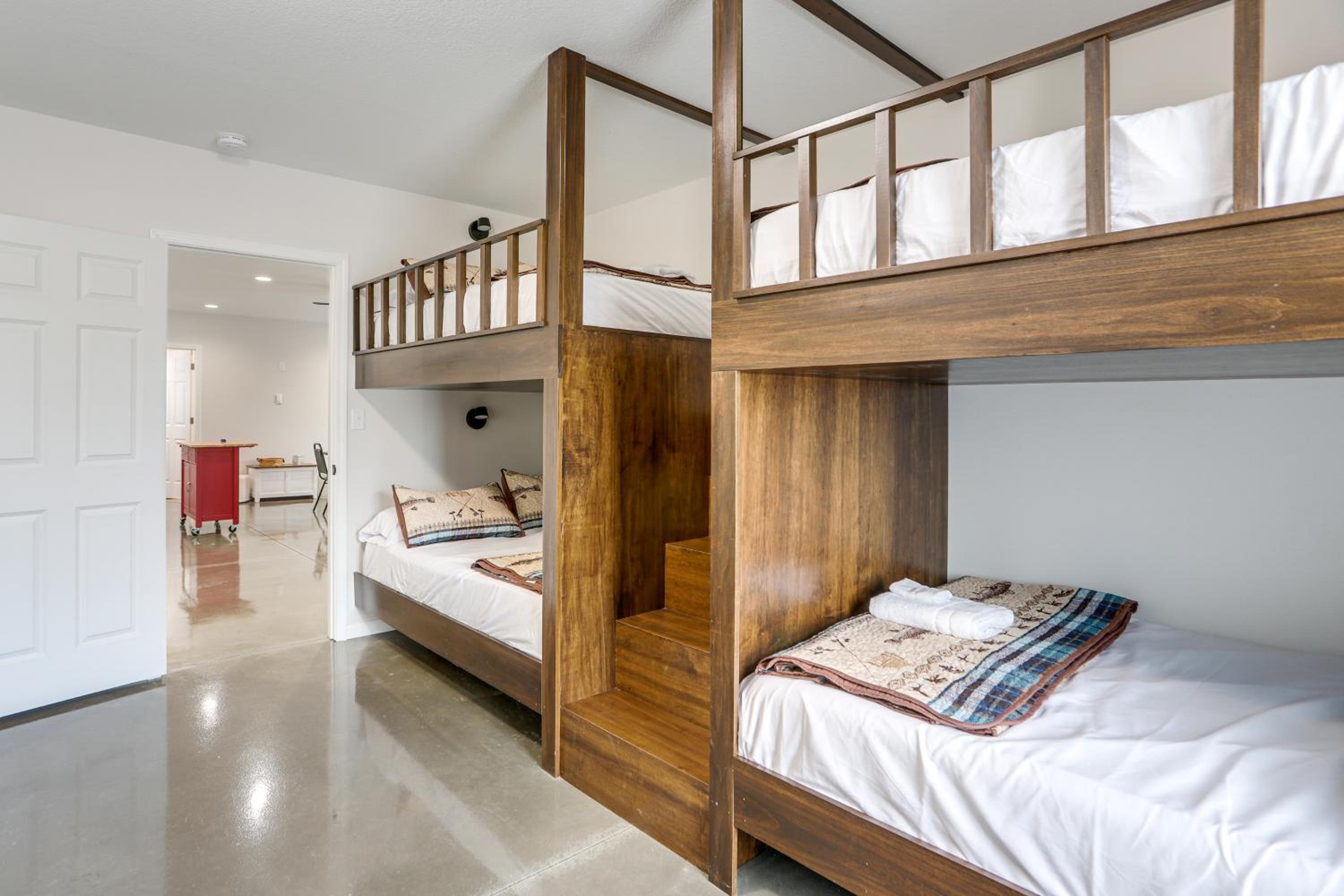 Patio and Parking! Modern Bunkhouse Near Lake Erie
