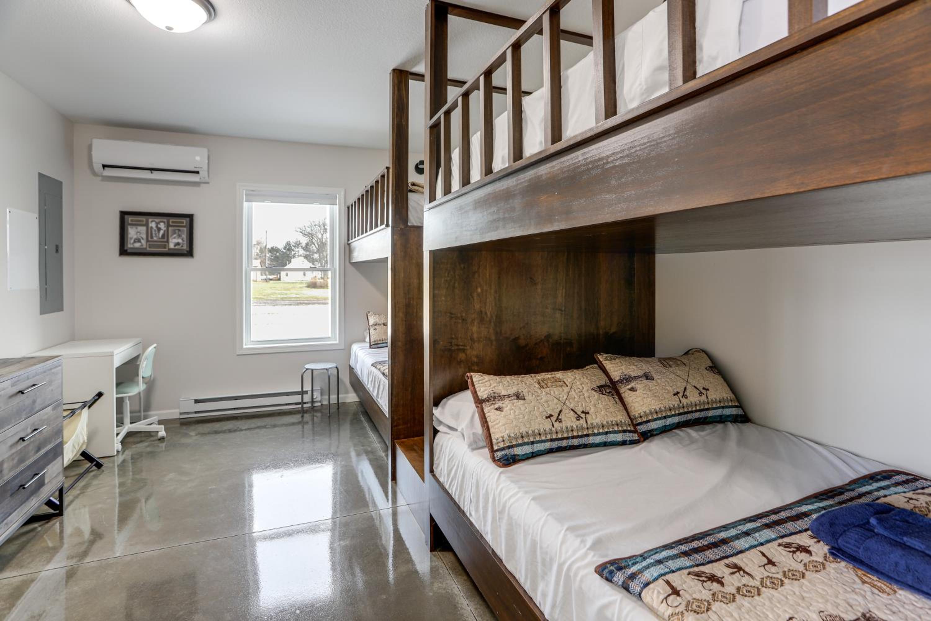 Patio and Parking! Modern Bunkhouse Near Lake Erie