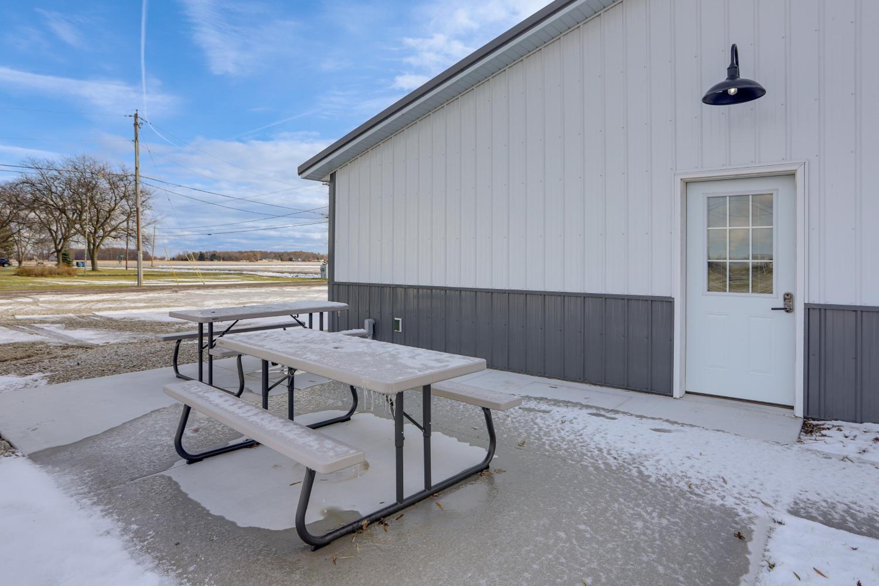 Patio and Parking! Modern Bunkhouse Near Lake Erie