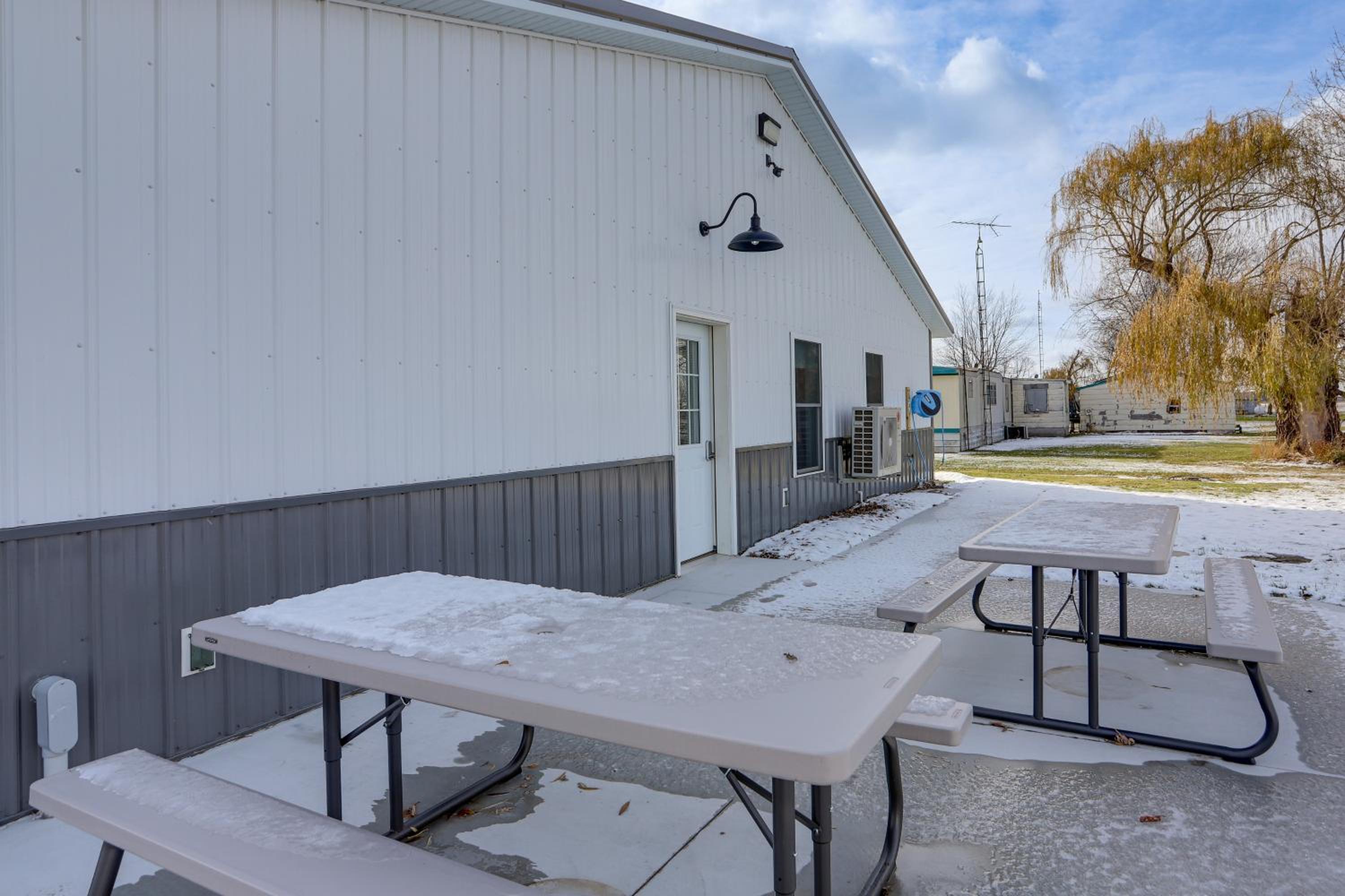 Patio and Parking! Modern Bunkhouse Near Lake Erie