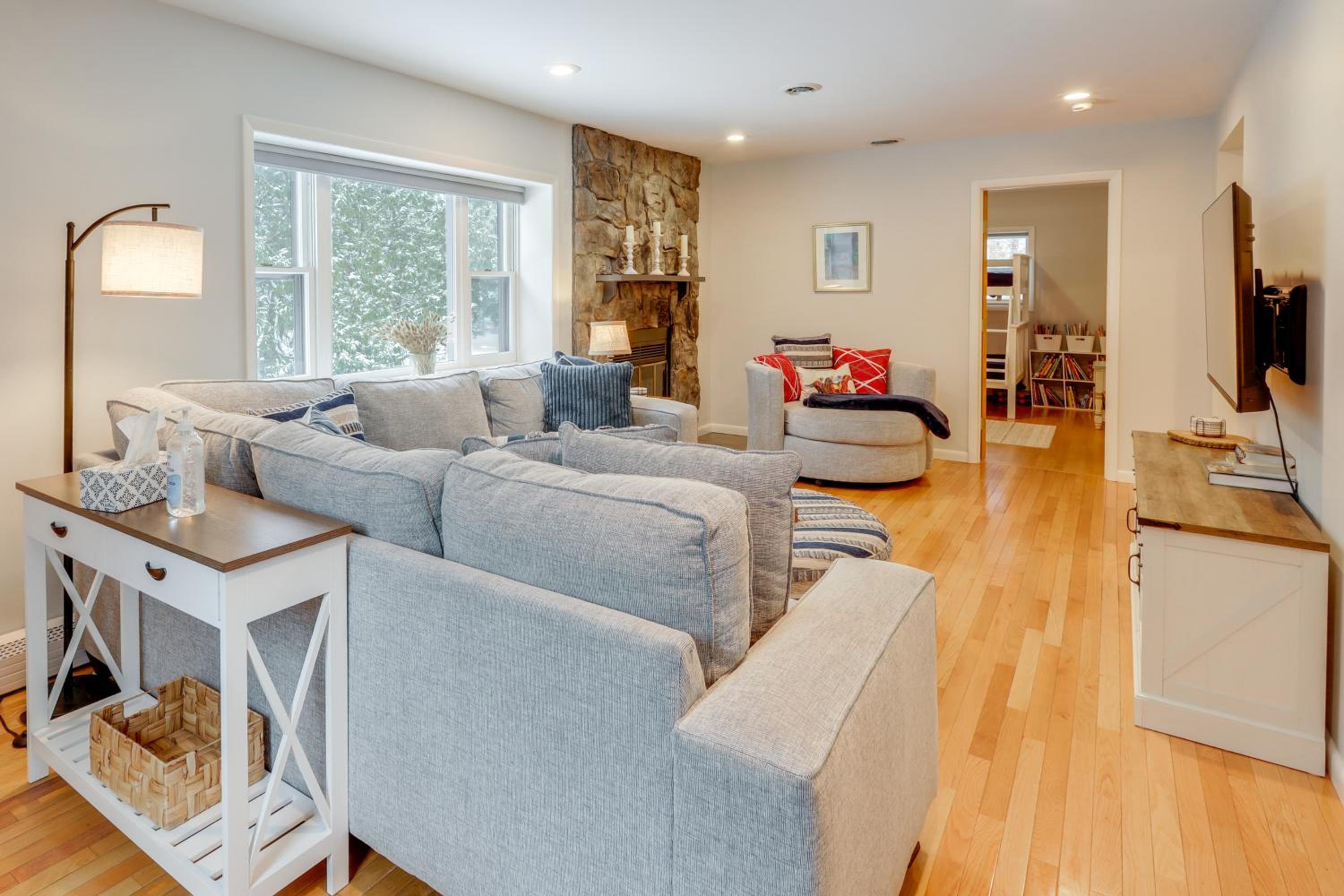 8 Mi to Saratoga Race Course Quiet Family Home