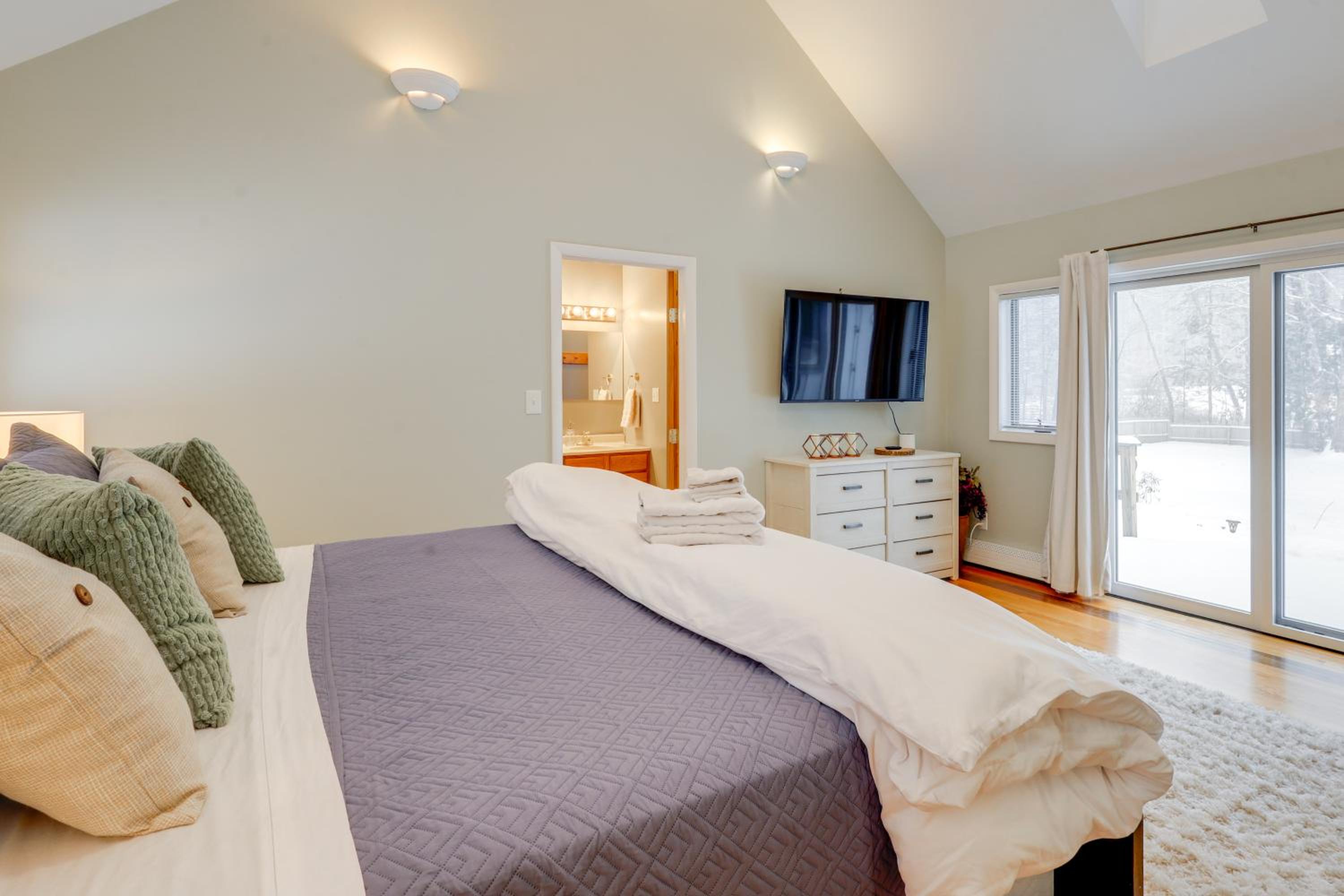 8 Mi to Saratoga Race Course Quiet Family Home