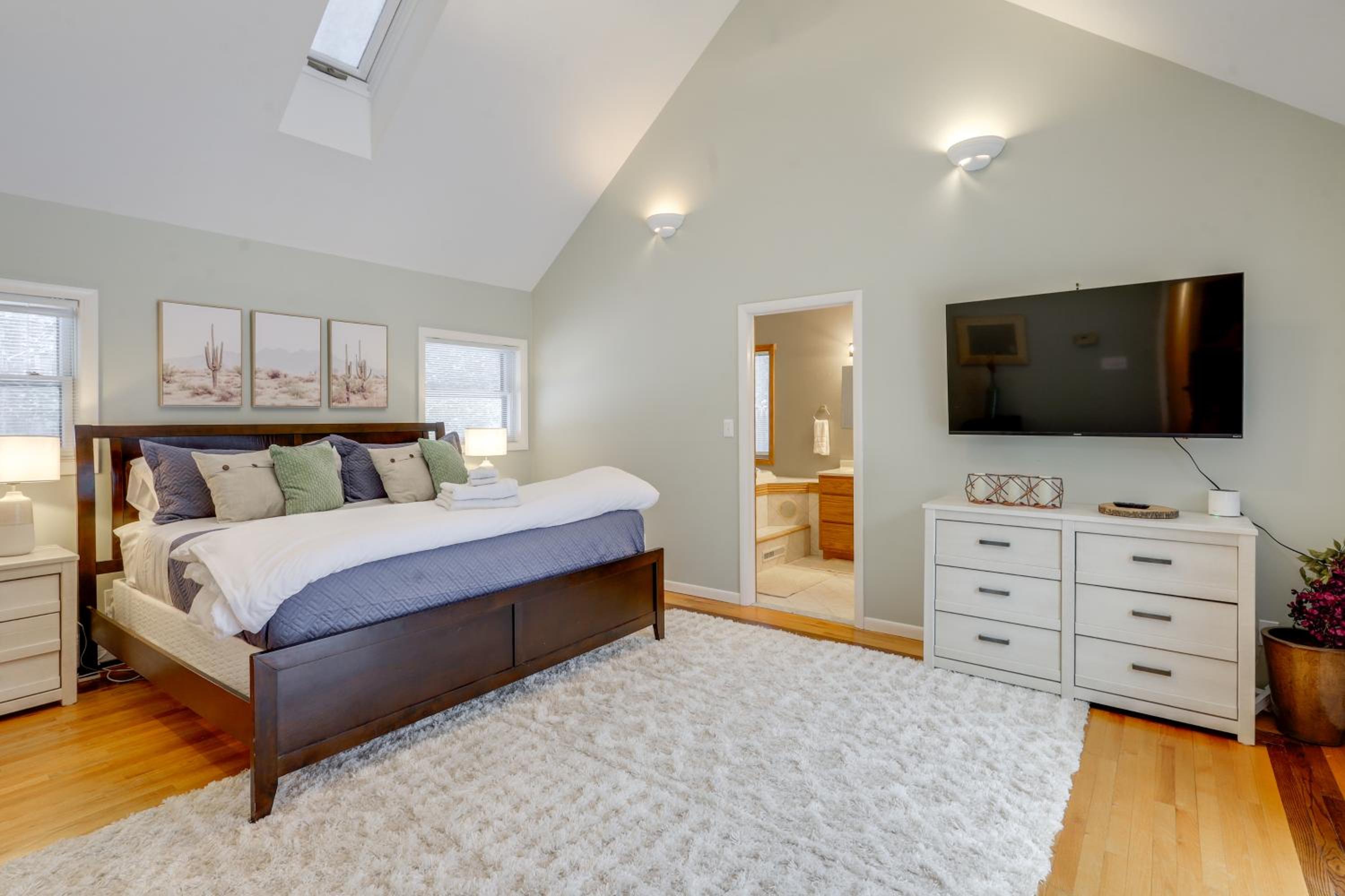 8 Mi to Saratoga Race Course Quiet Family Home