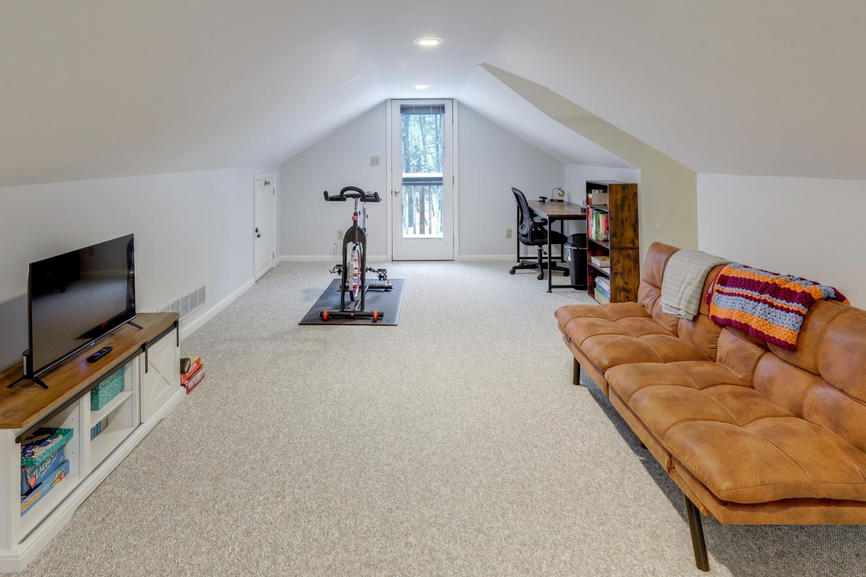 8 Mi to Saratoga Race Course Quiet Family Home