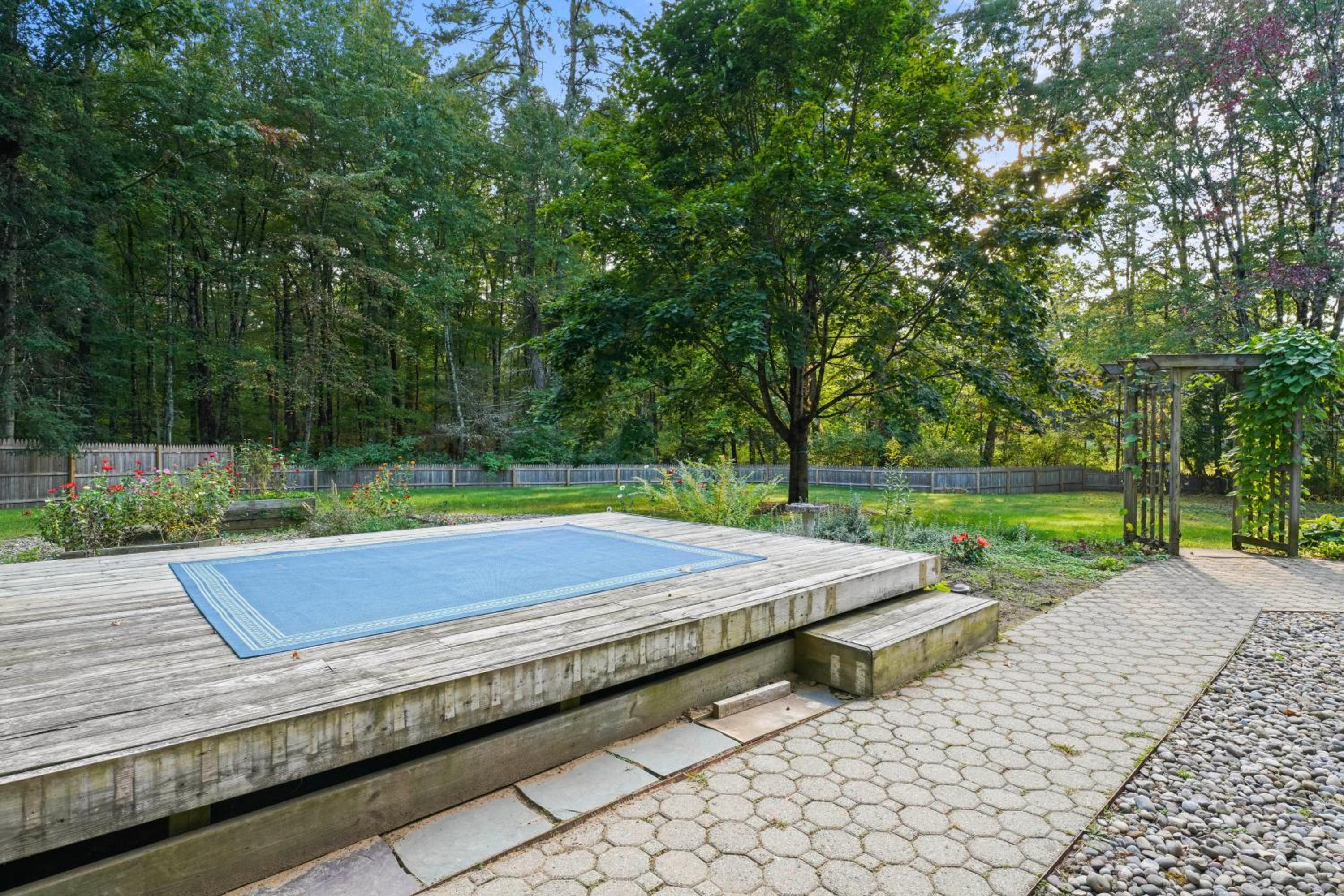 8 Mi to Saratoga Race Course Quiet Family Home
