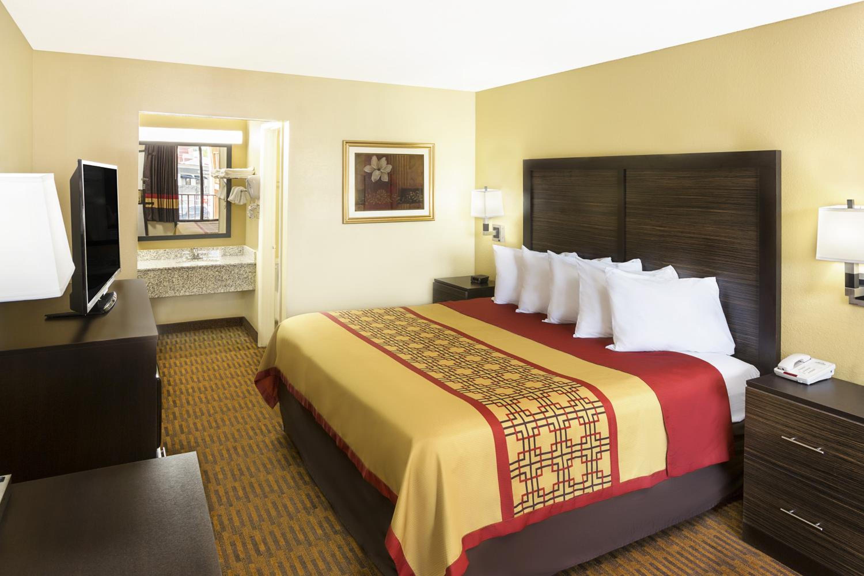 Days Inn by Wyndham Columbus-North Fort Moore