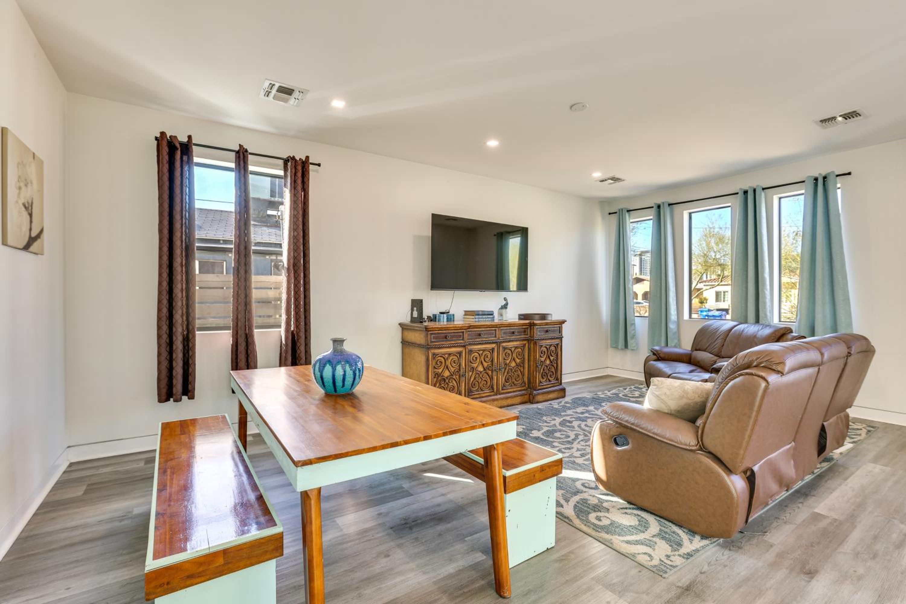 2 Mi to Dtwn Shops and Eats! Phoenix Apartment