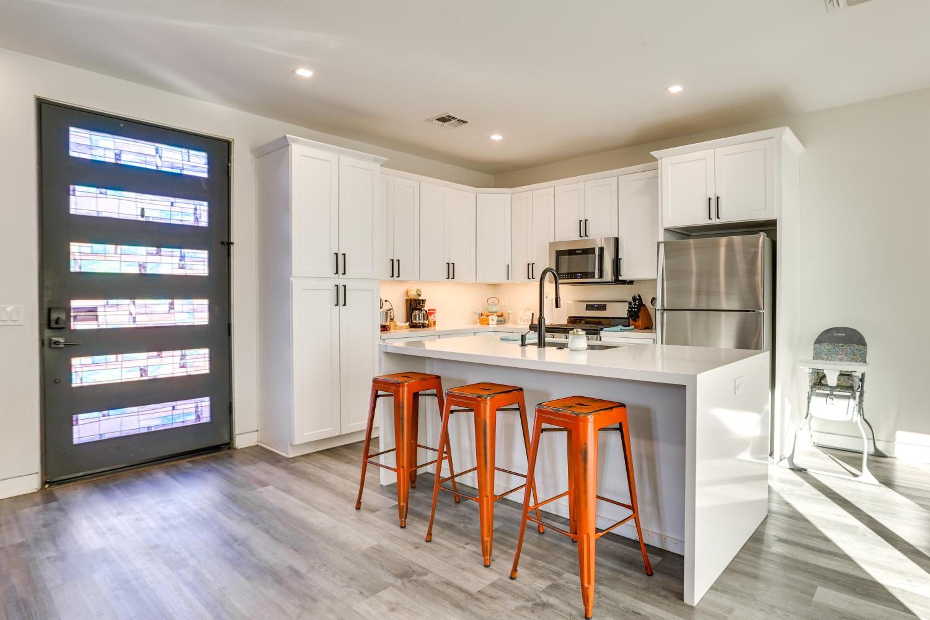 2 Mi to Dtwn Shops and Eats! Phoenix Apartment