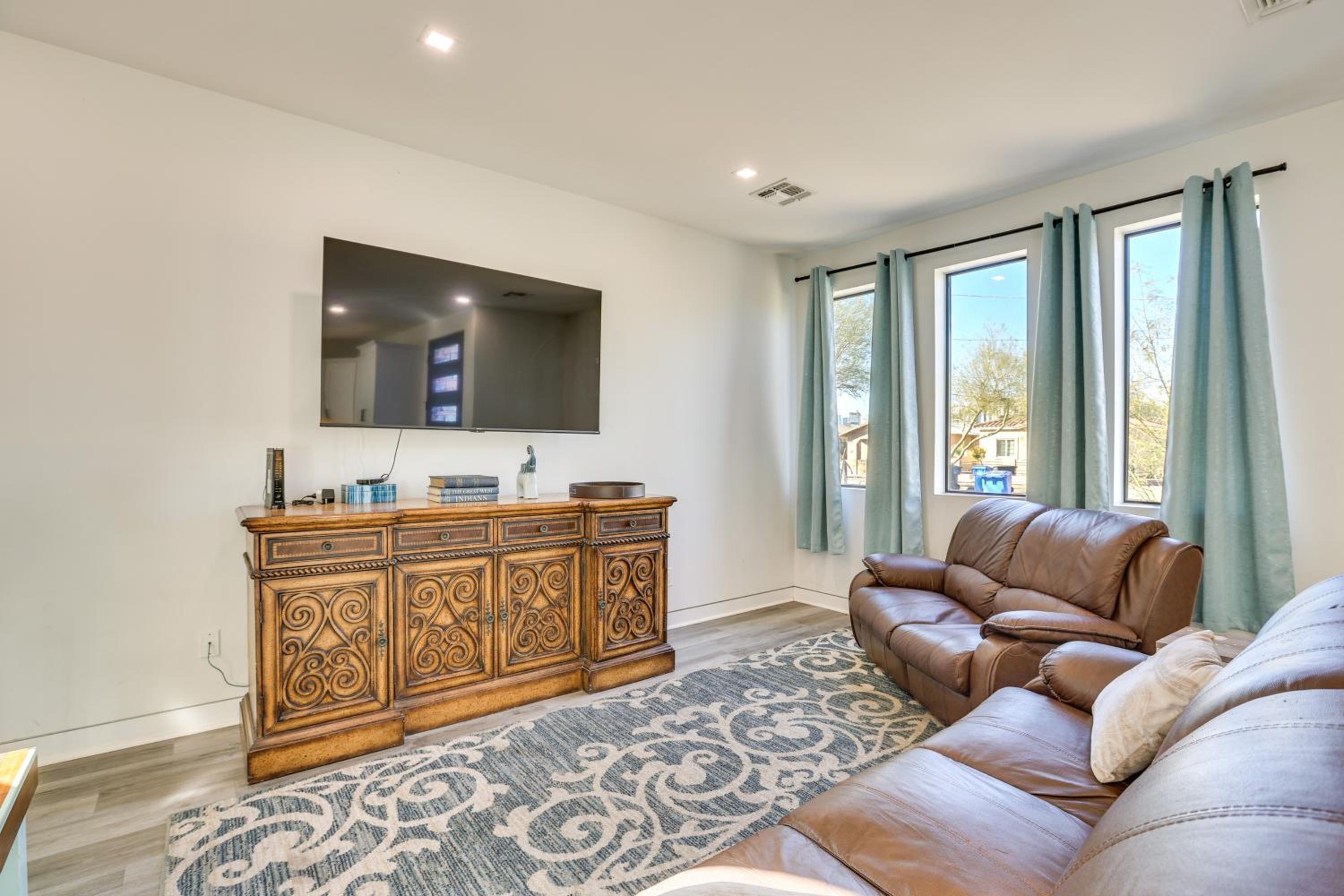 2 Mi to Dtwn Shops and Eats! Phoenix Apartment