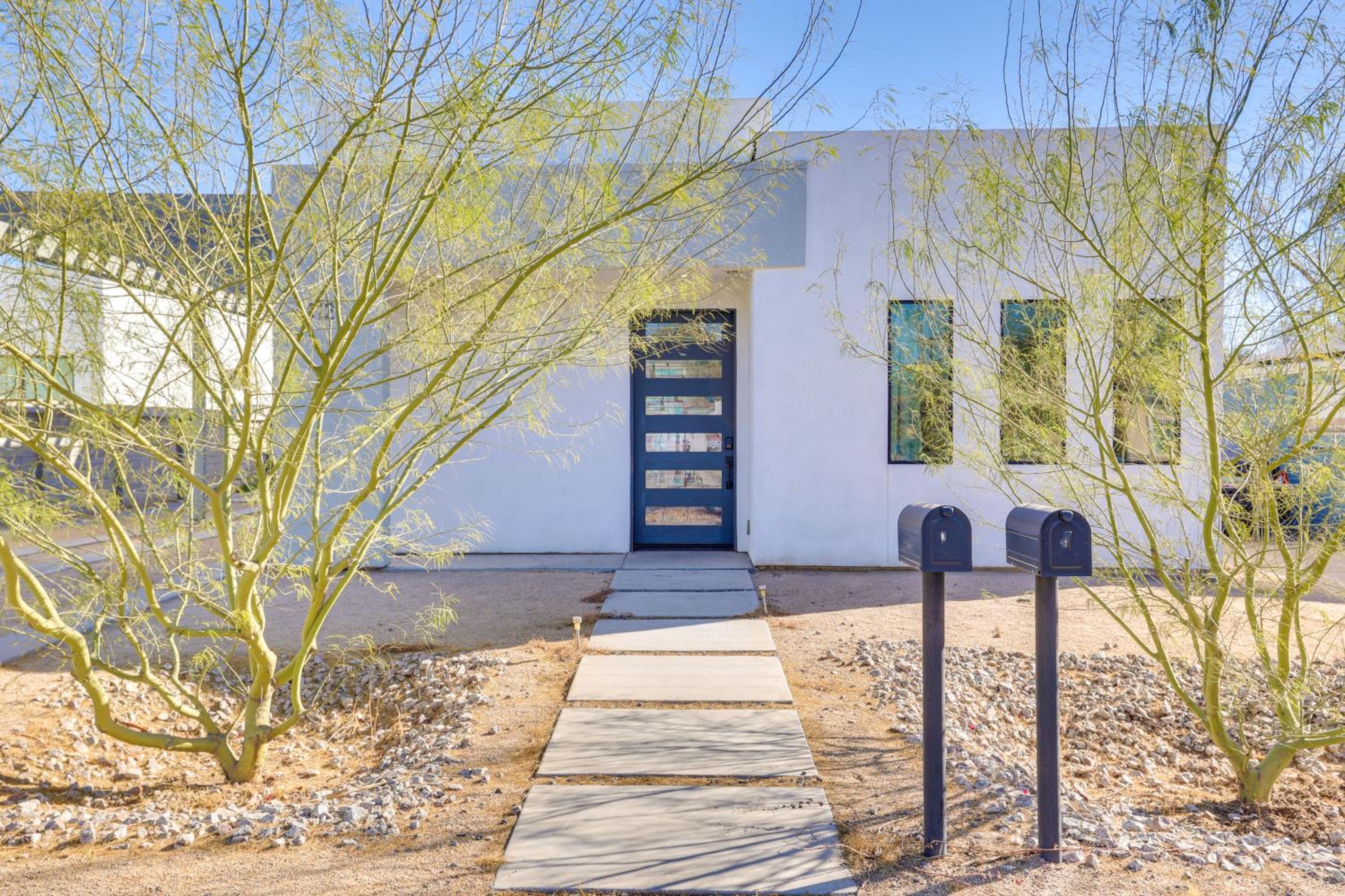 2 Mi to Dtwn Shops and Eats! Phoenix Apartment
