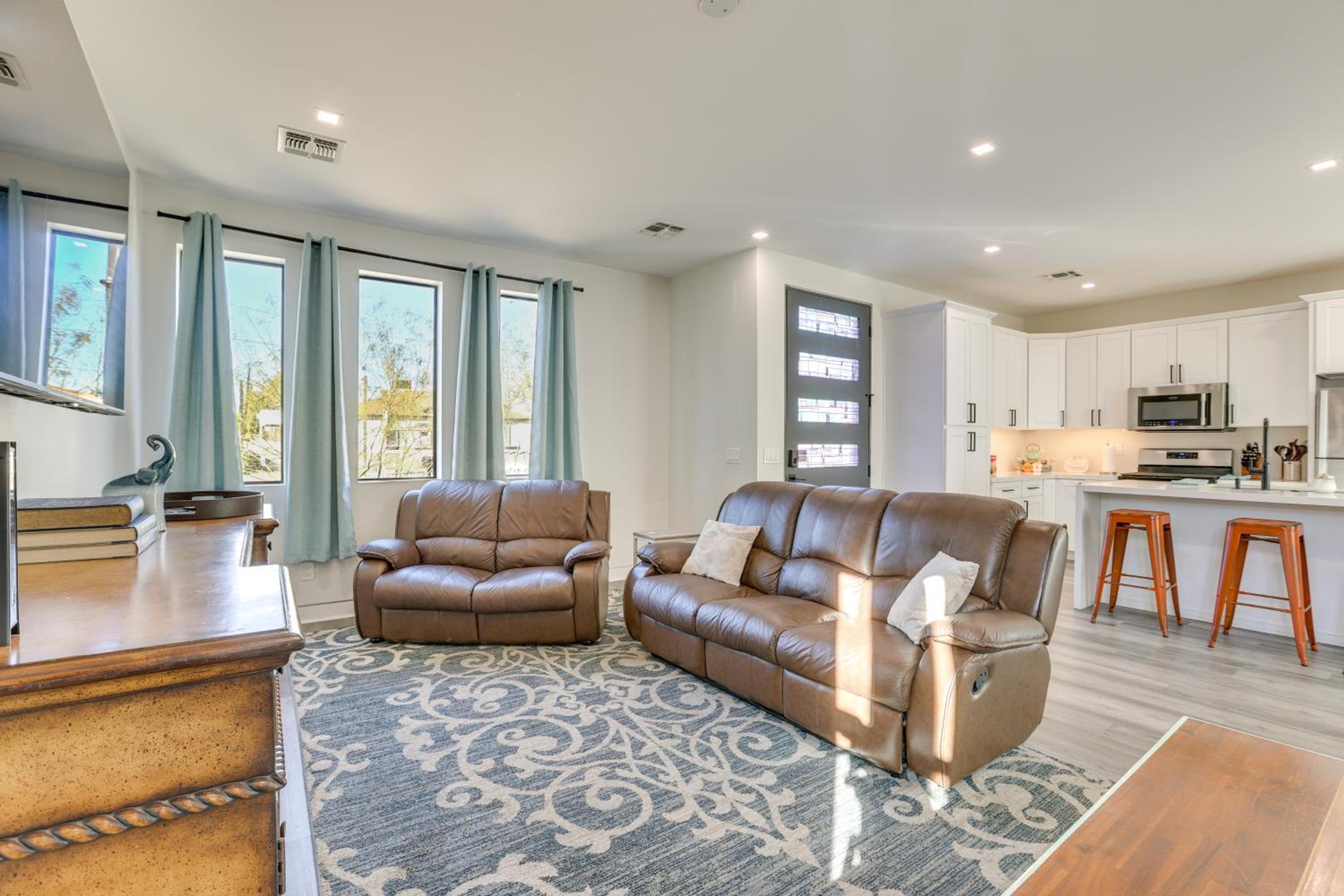 2 Mi to Dtwn Shops and Eats! Phoenix Apartment