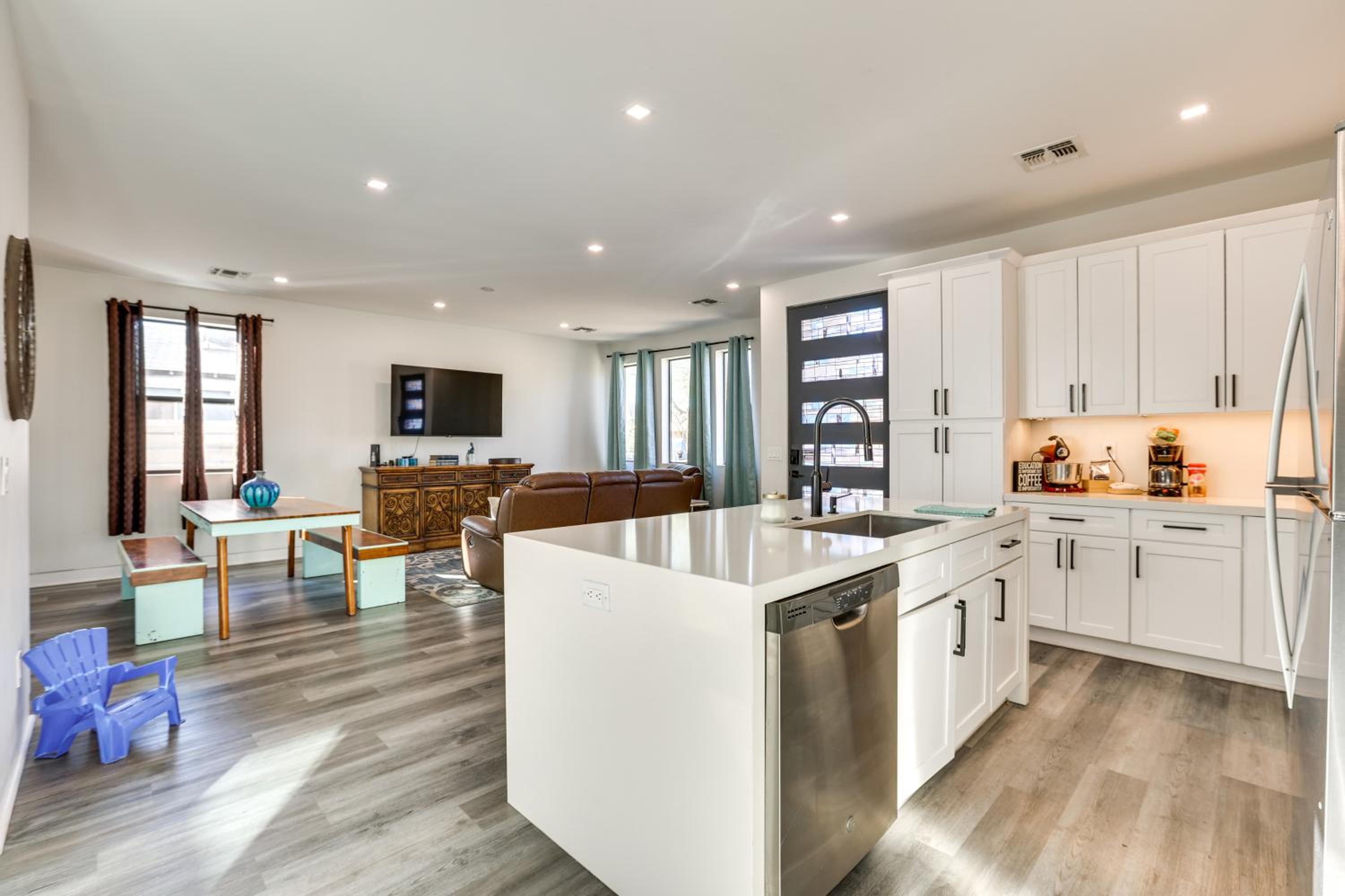 2 Mi to Dtwn Shops and Eats! Phoenix Apartment